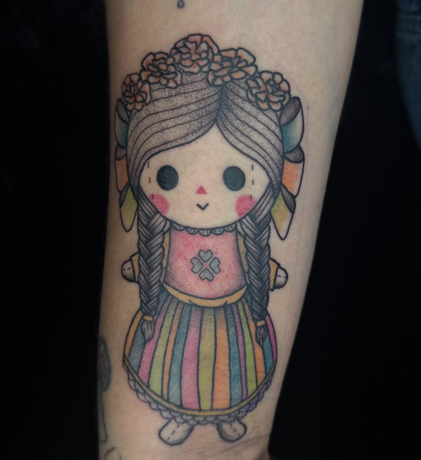 guys when I tell you I&rsquo;m OBSESSED with how cute this tattoo is 😭 did this Lele Doll and matched the colors to one she had has a kid!

Thanks for looking 🫶
Likes and Shares are appreciated 🖤

#ink #tattoos #femaletattooartist #coloradotattooa