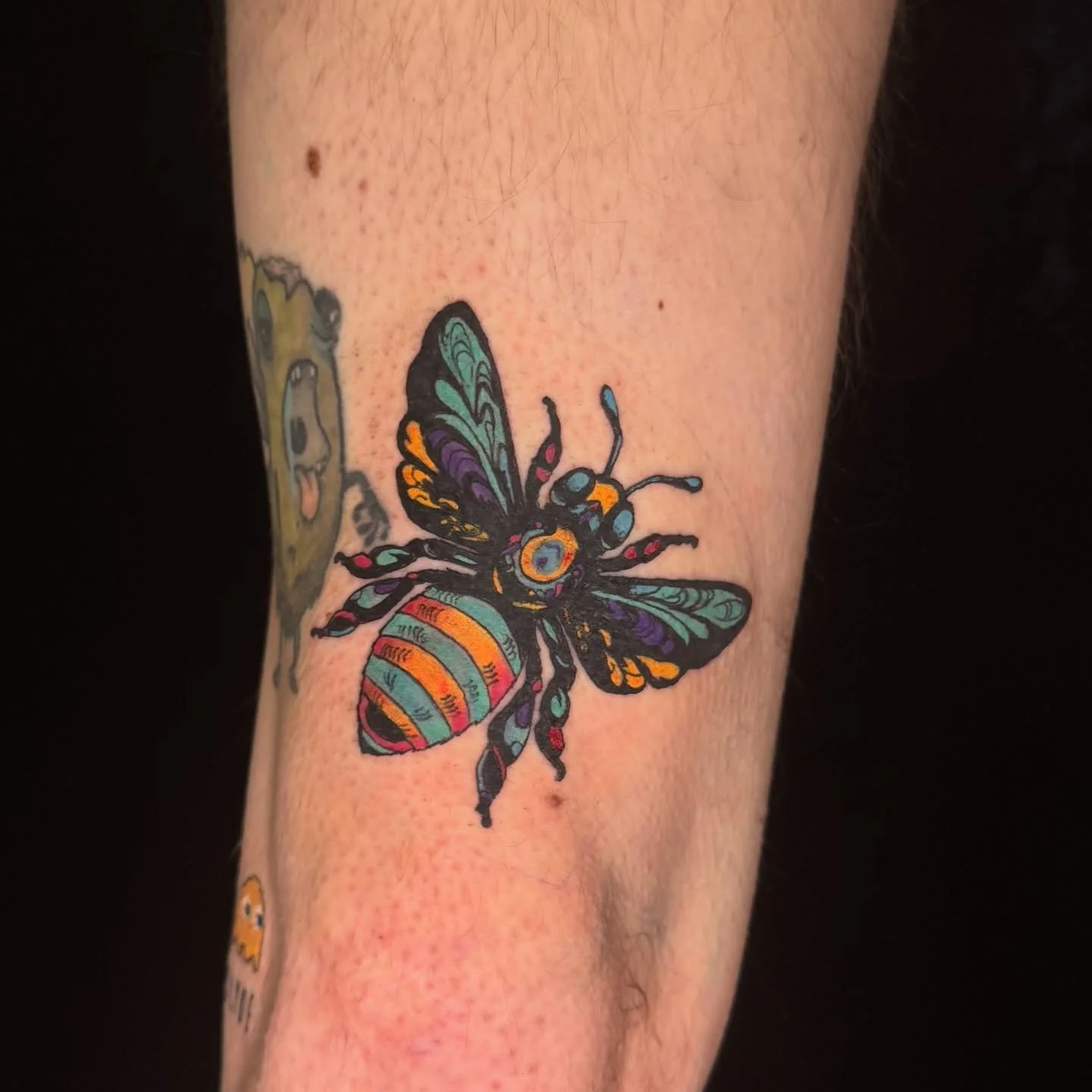 some trippy bees (above the) knees for ya! Had a blast designing this honey bee and bumble bee. Have each their own unique design while still trying to capture the idea and colors of something psychedelic! 

Booking for February! 
Thanks for looking 