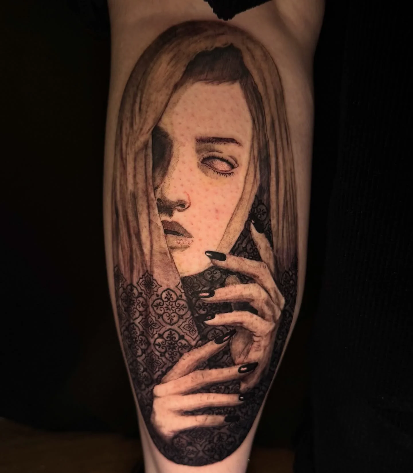 so dark and mysterious, a thing of beauty ⛓️&zwj;💥 
My own design that I posted that got scooped up 😏 thanks for the trust as always Sidona 🫶

Booking for February 
Thanks for looking 🖤
Likes and Shares are appreciated 🫶 

#rattoos #femaletattoo