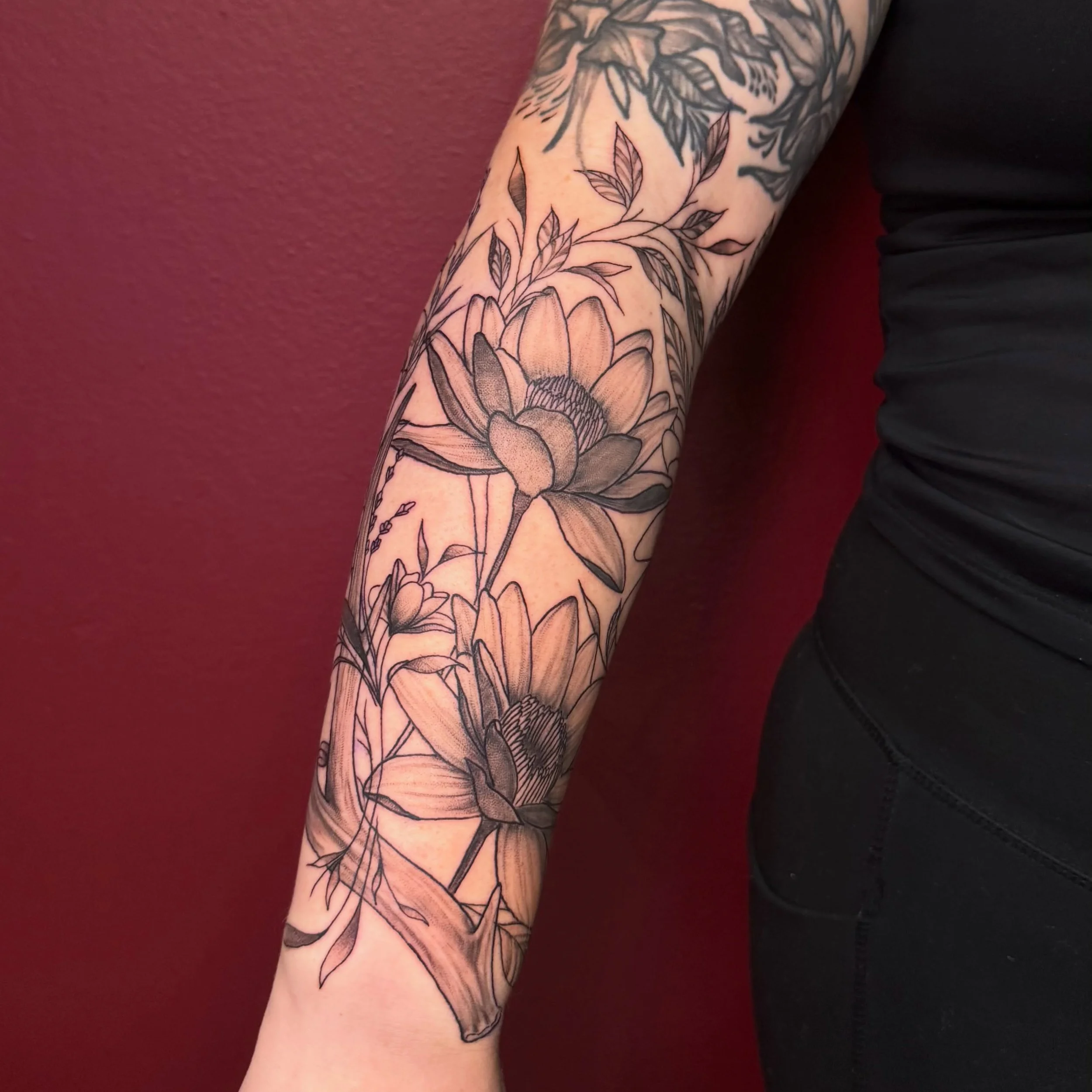guys I love doing flowers! Truly I do a sleeve of florals every 2 weeks 🤣 and if it&rsquo;s not that it&rsquo;s some form of flowers incorporated! Hit me with all the different styles and ideas for florals!! 

Made with @crybabytattooproducts cartri