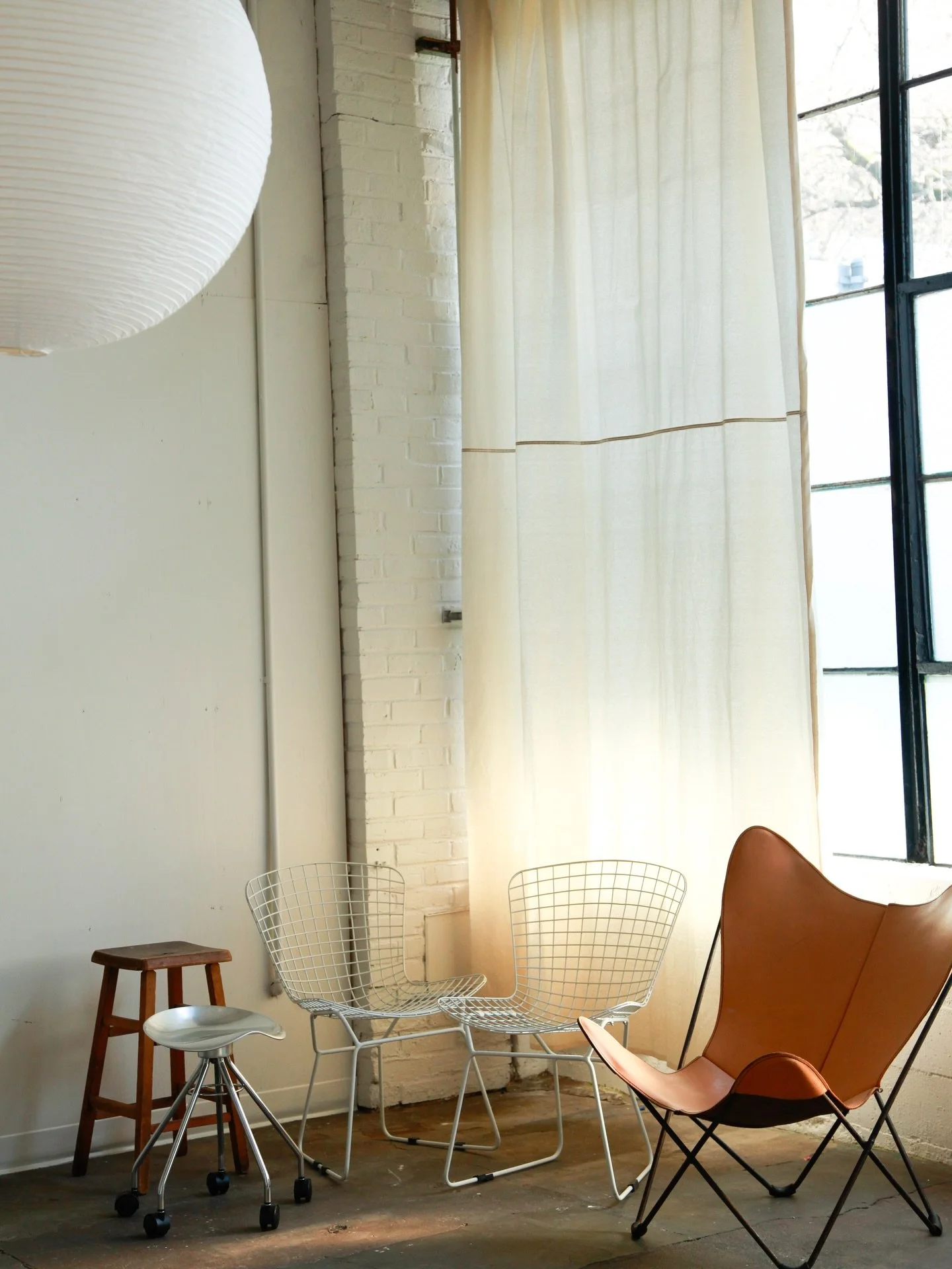 THE WAREHOUSE by @jica.studios aka a photographer&rsquo;s dream. Available for inquiries via their email now 🌀