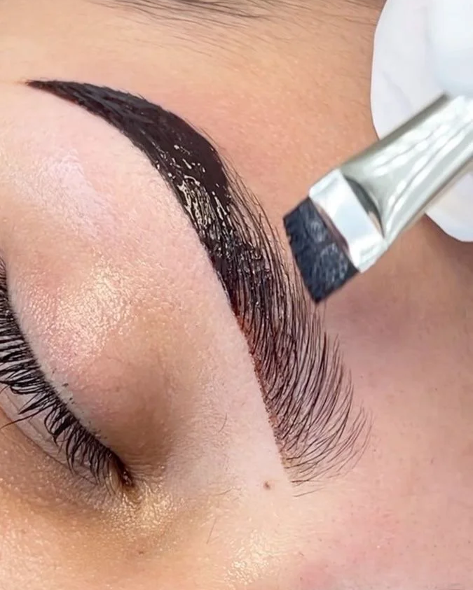 Aplicación profesional de tinte y diseño de cejas para lograr una apariencia definida y natural.