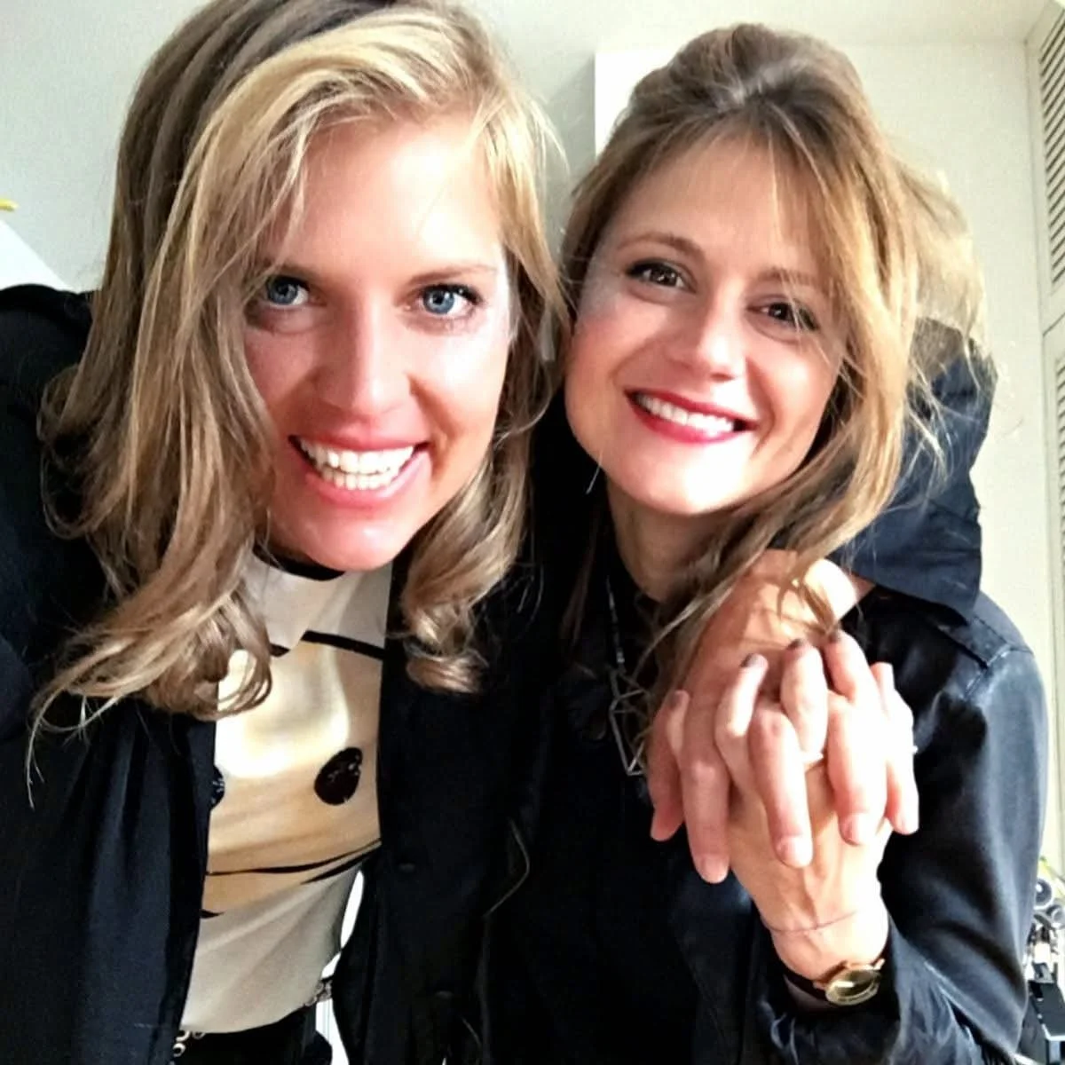 Breath Lovers Gründerinnen Maša und Jasmin – Atemreisen, Reiki und Transformation lächeln gemeinsam in die Kamera