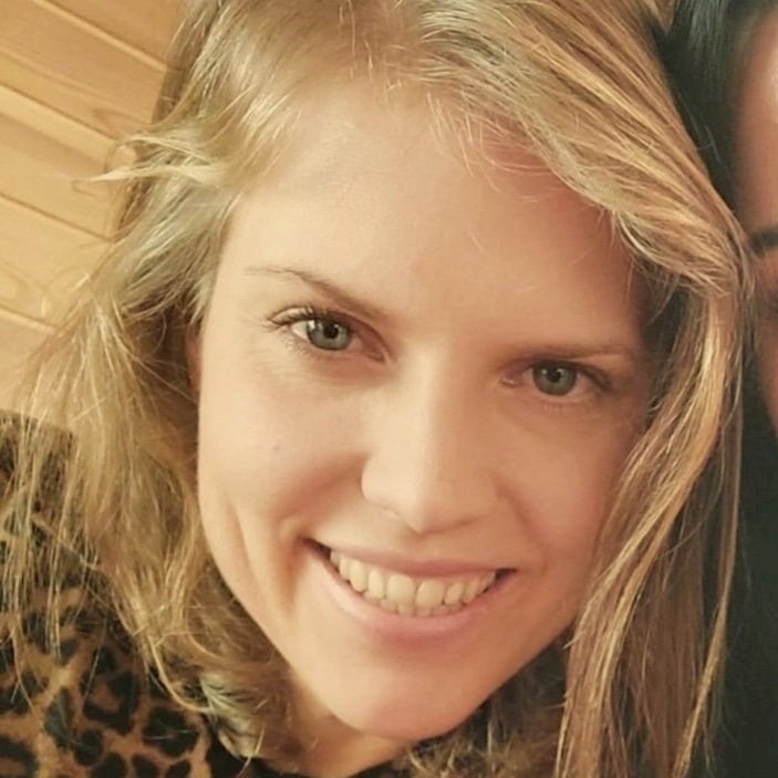 Nahaufnahme eines lächelnden jungen Frau mit blonden, leicht gewellten Haaren