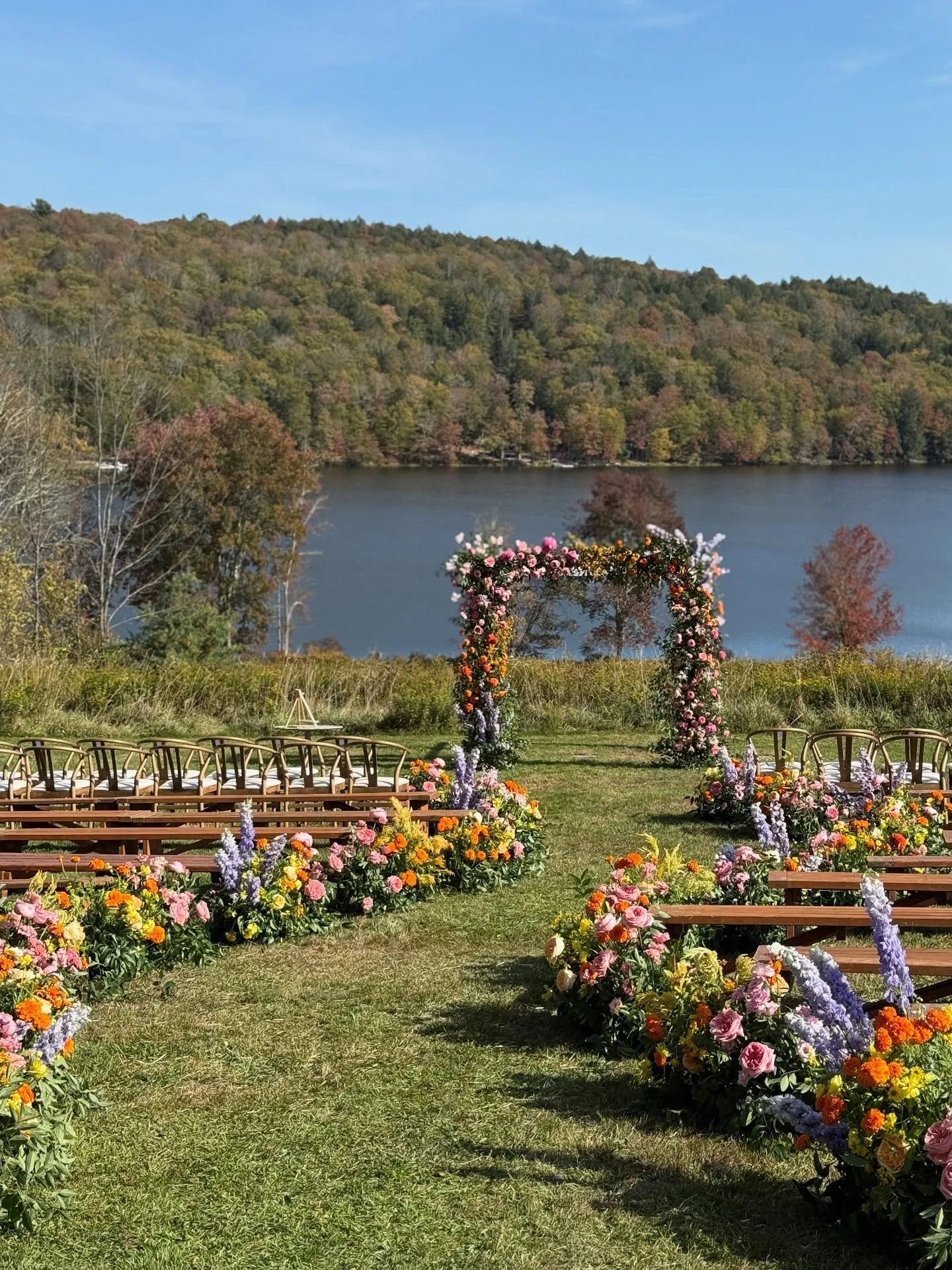 It&rsquo;s been very fortunate to watch the foliage change week by week, each shift creating a beautiful backdrop for an autumn celebration.

Planning: @nessmcgovernevents 
Venue: @kenozahall 
Florals: @athabold

Hudson Valley Florist, Wedding Floris