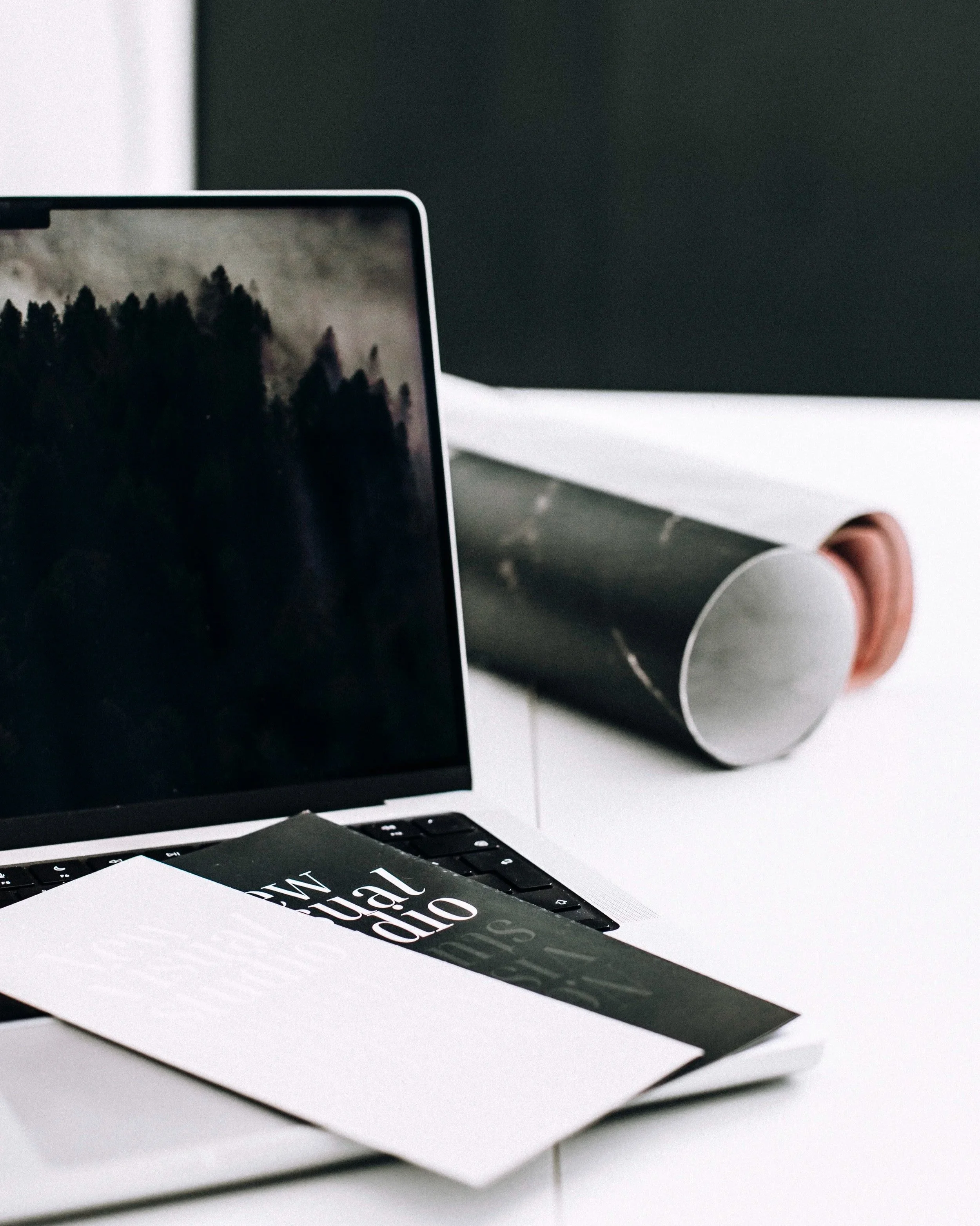 Mac book pöydällä, ja yrityksen esitteitä ja kuvaustaustoja