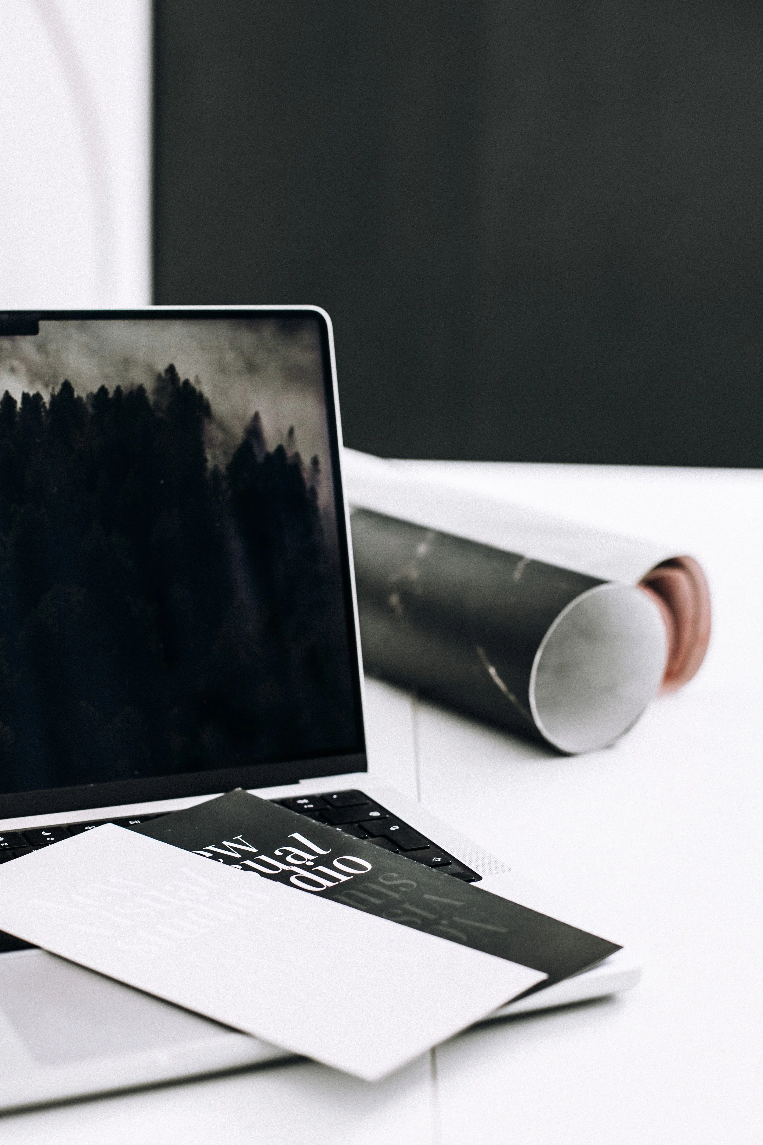 Mac book pöydällä, ja yrityksen esitteitä ja kuvaustaustoja