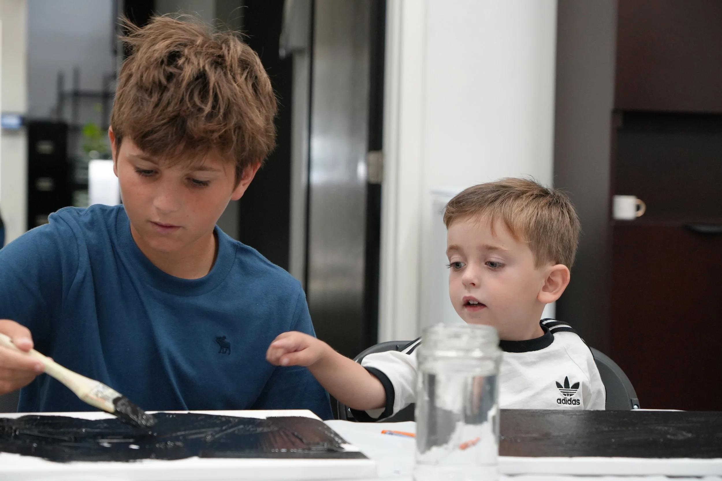 Kids painting in art workshop drawing class Ideas for creative activities birthday parties corporate events bachelorette mother's day couples date night holidays christmas paint party kit paint n sip. Muse&Flow Miami Florida Art commissions Megalabs 