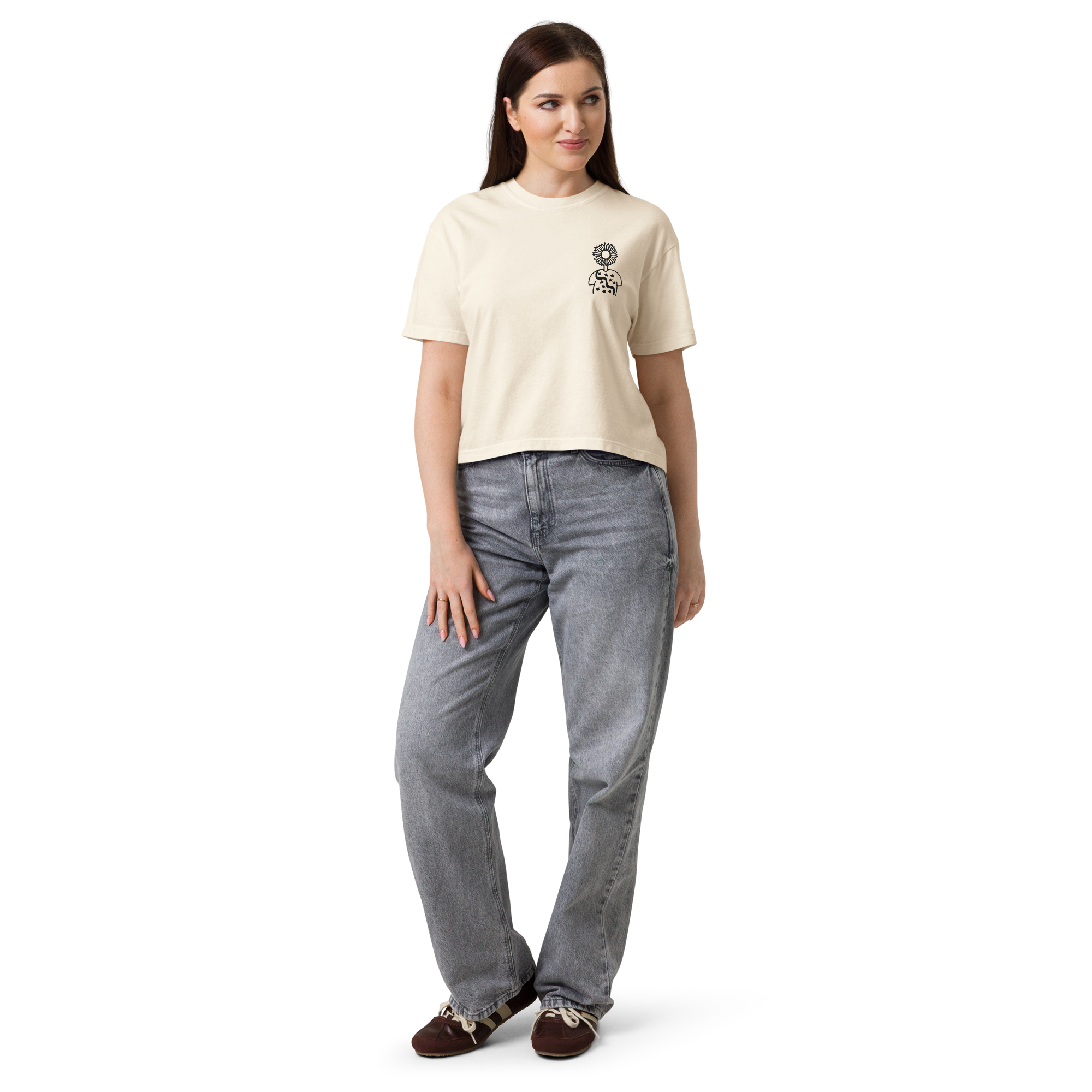 Woman wearing an ivory heavyweight boxy t-shirt with the Autorretrato Anónimo sunflower design on the left chest