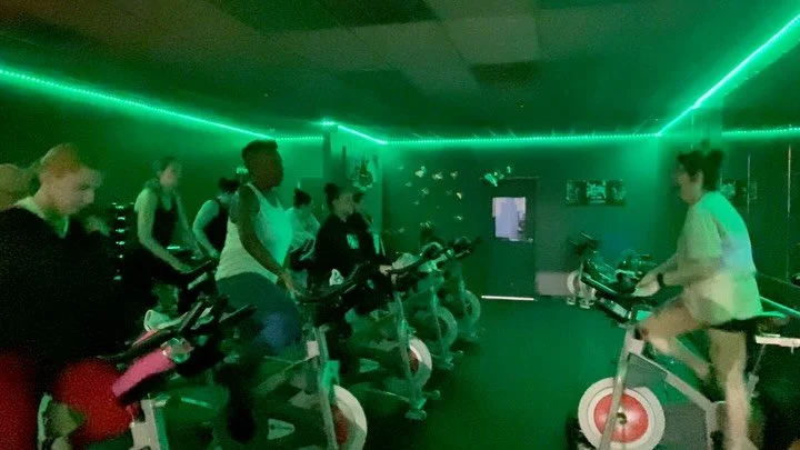 🔥🚴🏽&zwj;♀️ The vibes were HIGH at 5:30AM this morning!
Today&rsquo;s Themed Thursday Ride was all about the energy of Bad Bunny + J Balvin and babyyyy the playlist did NOT disappoint 🎶🔥

The beats were hitting, the sweat was dripping, and the cr
