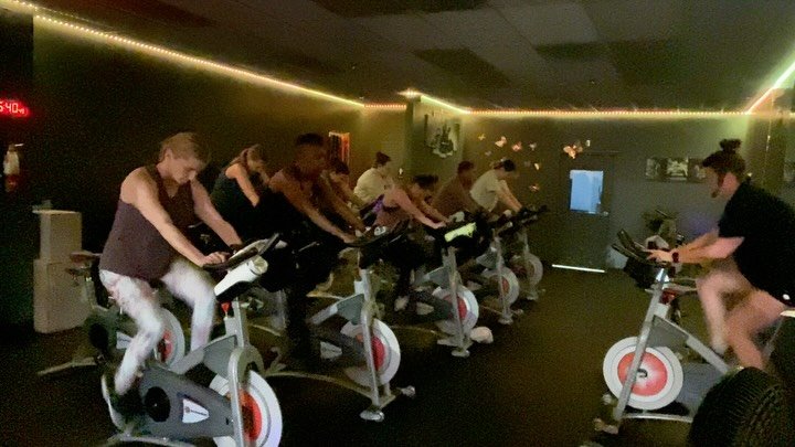 Between the seated 1-minute sprints and those hover jumps&hellip; our legs were absolutely on FIRE this morning 🔥🚴🏽&zwj;♀️

5:30AM Cycle class is not for the weak&hellip; but the energy, the push, and the feeling after? Totally worth it 💪🏽

Read