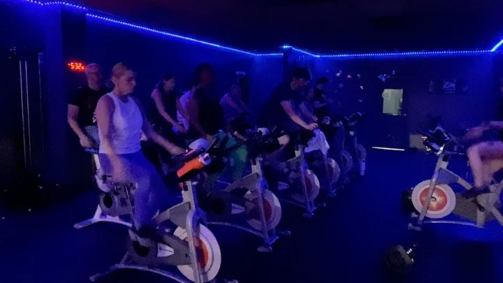 Theme Thursday was definitely a mix of sweet + savage this morning 🚴🏾&zwj;♀️✨
From Taylor Swift vibes to Ice Spice energy&hellip; Corkey had us climbing hills, catching beats, and questioning our life choices all before sunrise 😅🔥

Great music. G