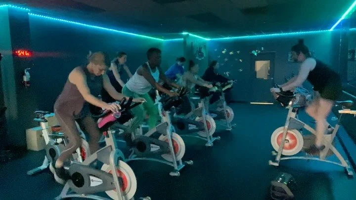 Theme Thursday understood the assignment 🎶🔥
This morning&rsquo;s CYCLE ride had us vibing to Billie Eilish + Justin Bieber while Corkey had our legs WORKING. Sweat, good music, and good energy&hellip; the perfect combo. 🚴🏾&zwj;♀️