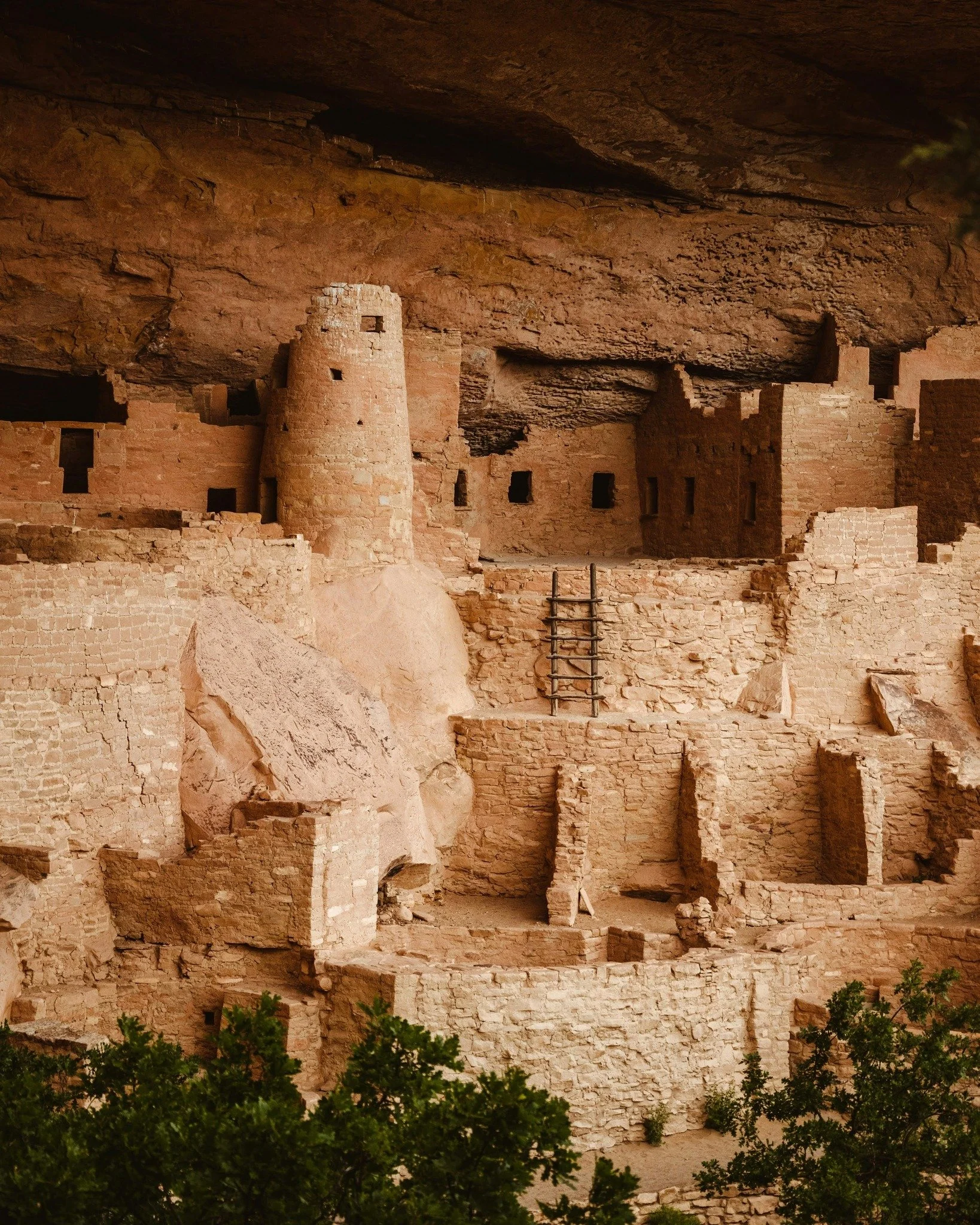 🏞️ Mesa Verde Cliff Dwellings (Ancestral Puebloan homes in stone)

📍Southwestern Colorado, Mesa Verde National Park

📅 Inhabited from ~600&ndash;1300 CE
🏛️ Over 600 cliff dwellings and 5,000 archaeological sites
🎟️ Some sites are viewable only b