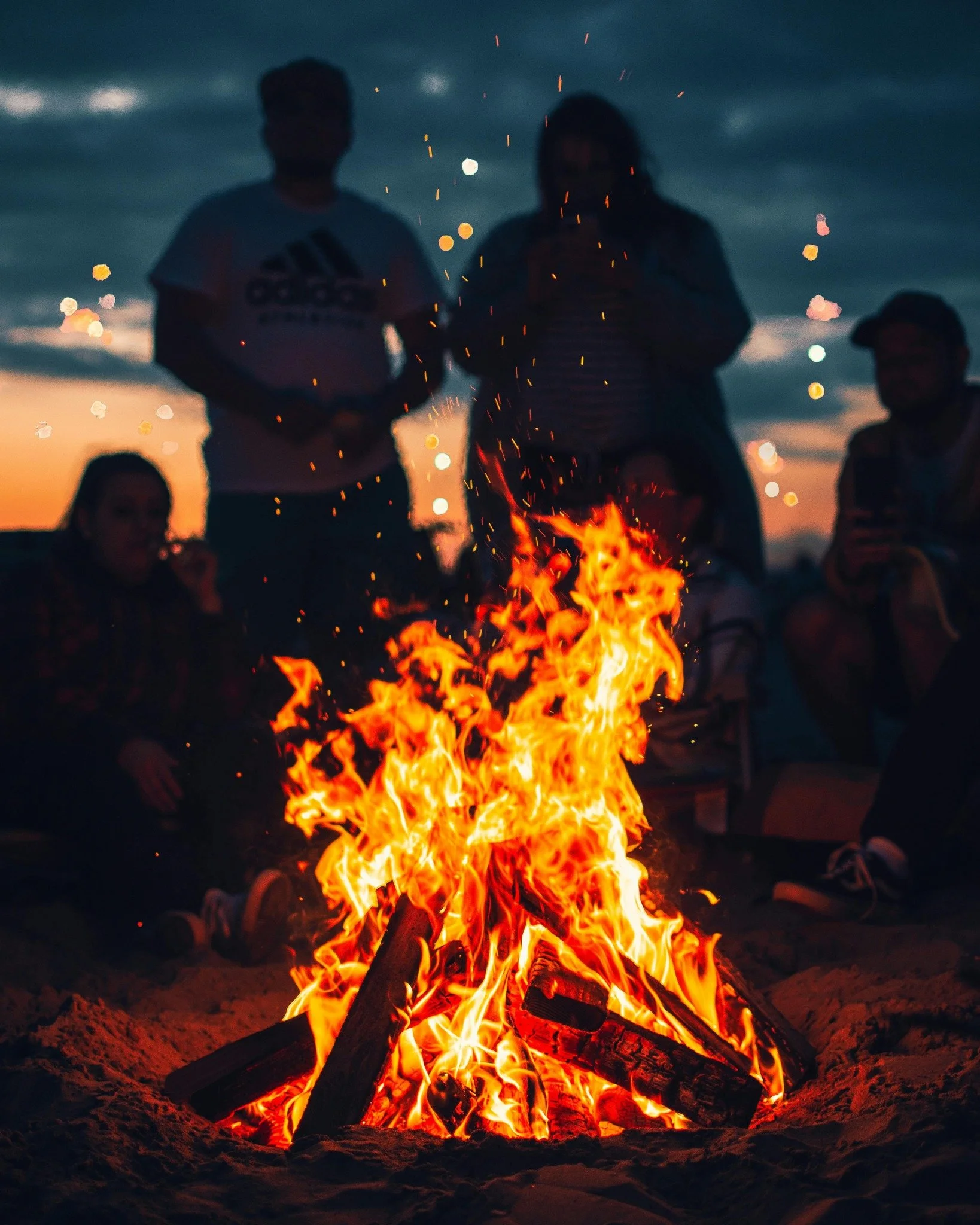 🔥Campfire Conversations That Wouldn&rsquo;t Happen Anywhere Else (Well-being Outdoors)

Maybe it&rsquo;s the flicker. Maybe it&rsquo;s the time of day. But things get said around a fire that would never come up at a table. People open up differently