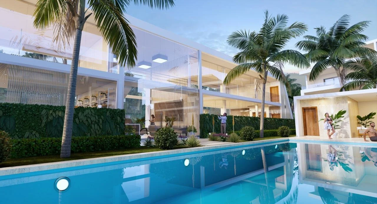 Casa moderna con paredes de vidrio y piscina, rodeada de palmeras y vegetación tropical. Personas relajándose alrededor de la piscina.
