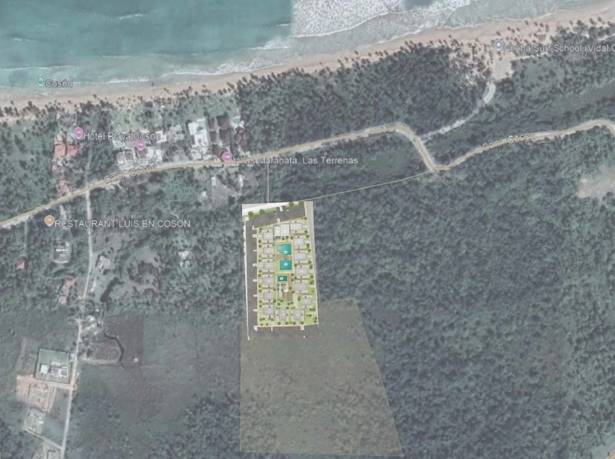 Mapa satelital de una zona junto a la playa con un desarrollo inmobiliario en el centro, que incluye piscinas y áreas verdes, cerca de restaurantes y hoteles en Cosón, con caminos y árboles alrededor.