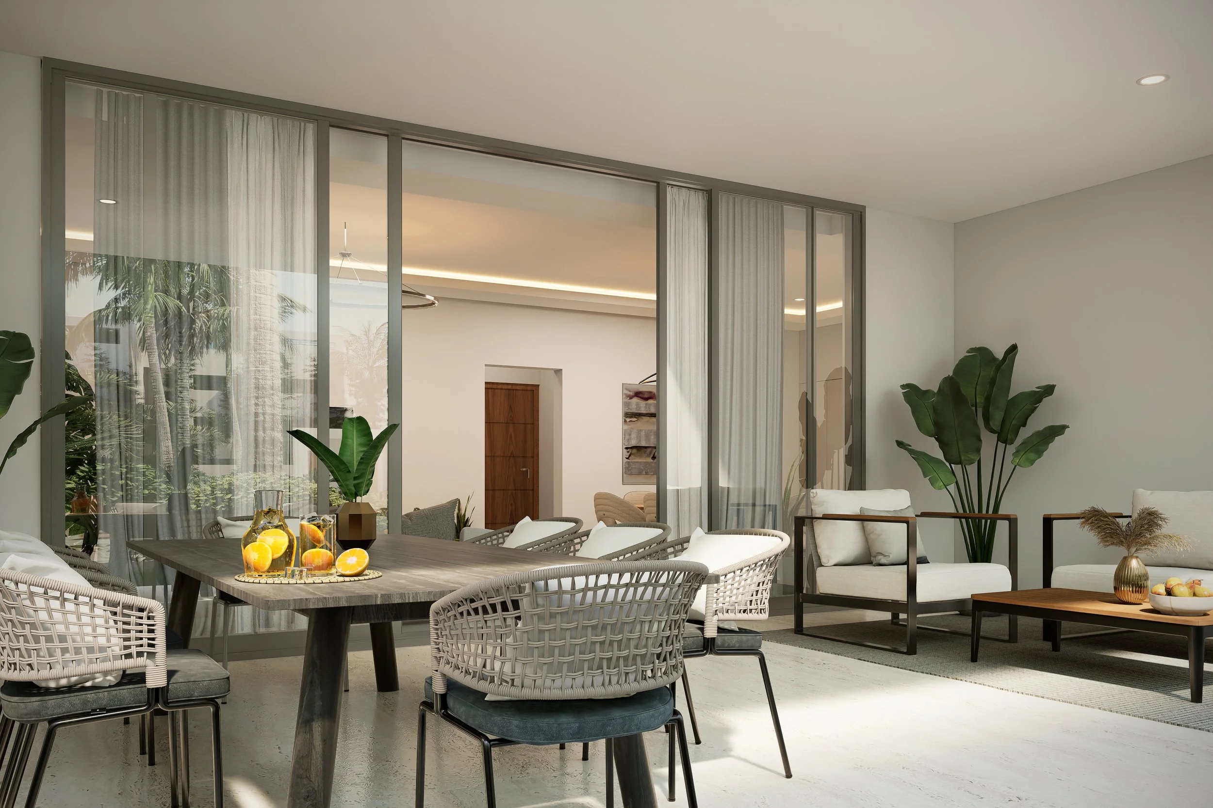 Sala moderna con muebles de exterior, mesa de comedor con sillas tejidas, plantas decorativas grandes y puertas de cristal deslizantes.