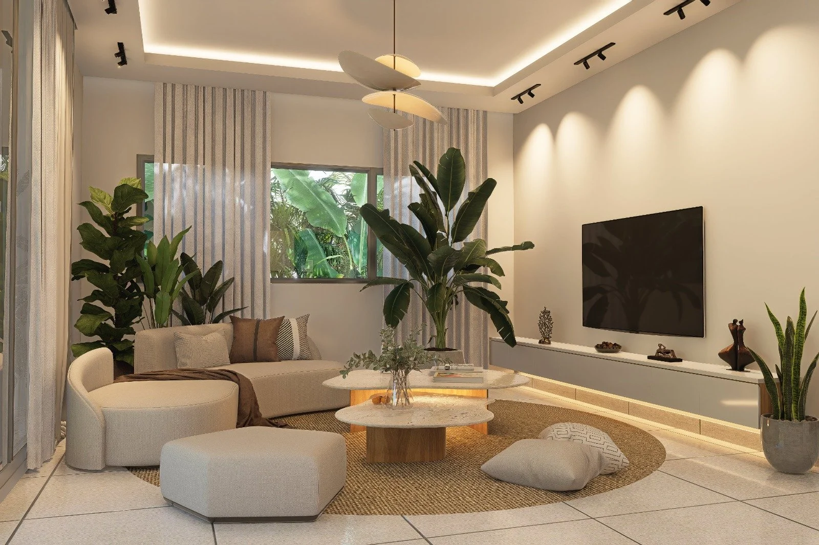Sala de estar moderna con sofá beige, mesa de centro circular, cojines, plantas grandes y televisor montado en la pared. Decoración minimalista con iluminación cálida y cortinas claras.