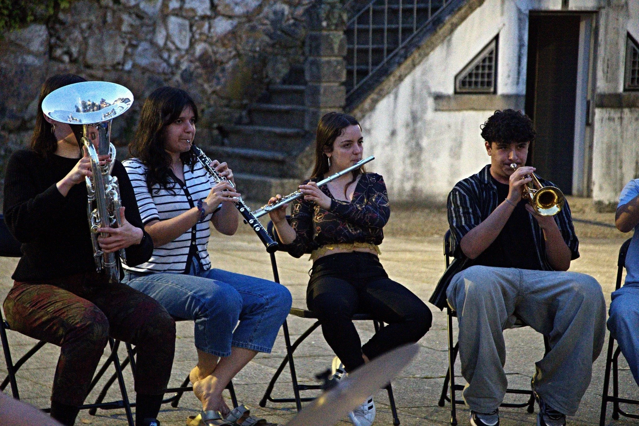 Apresentação do workshop "Pintar com Som" na Praça da Casa da Terra- 9/04/2025