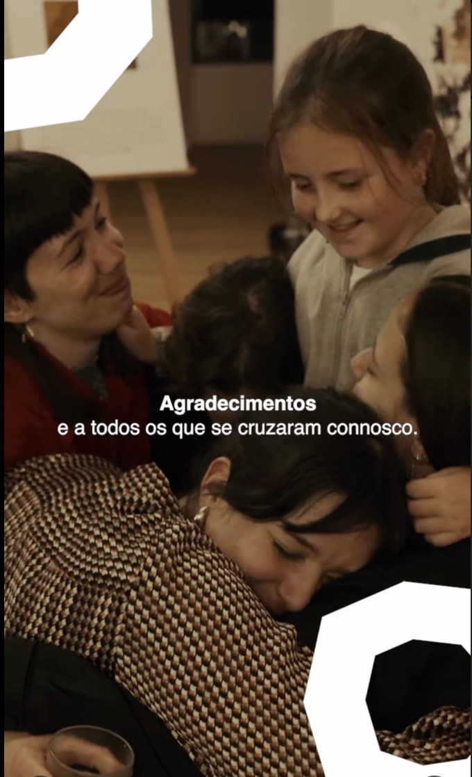 Grupo de pessoas se abraçando e sorrindo, expressão de gratidão e afeto.