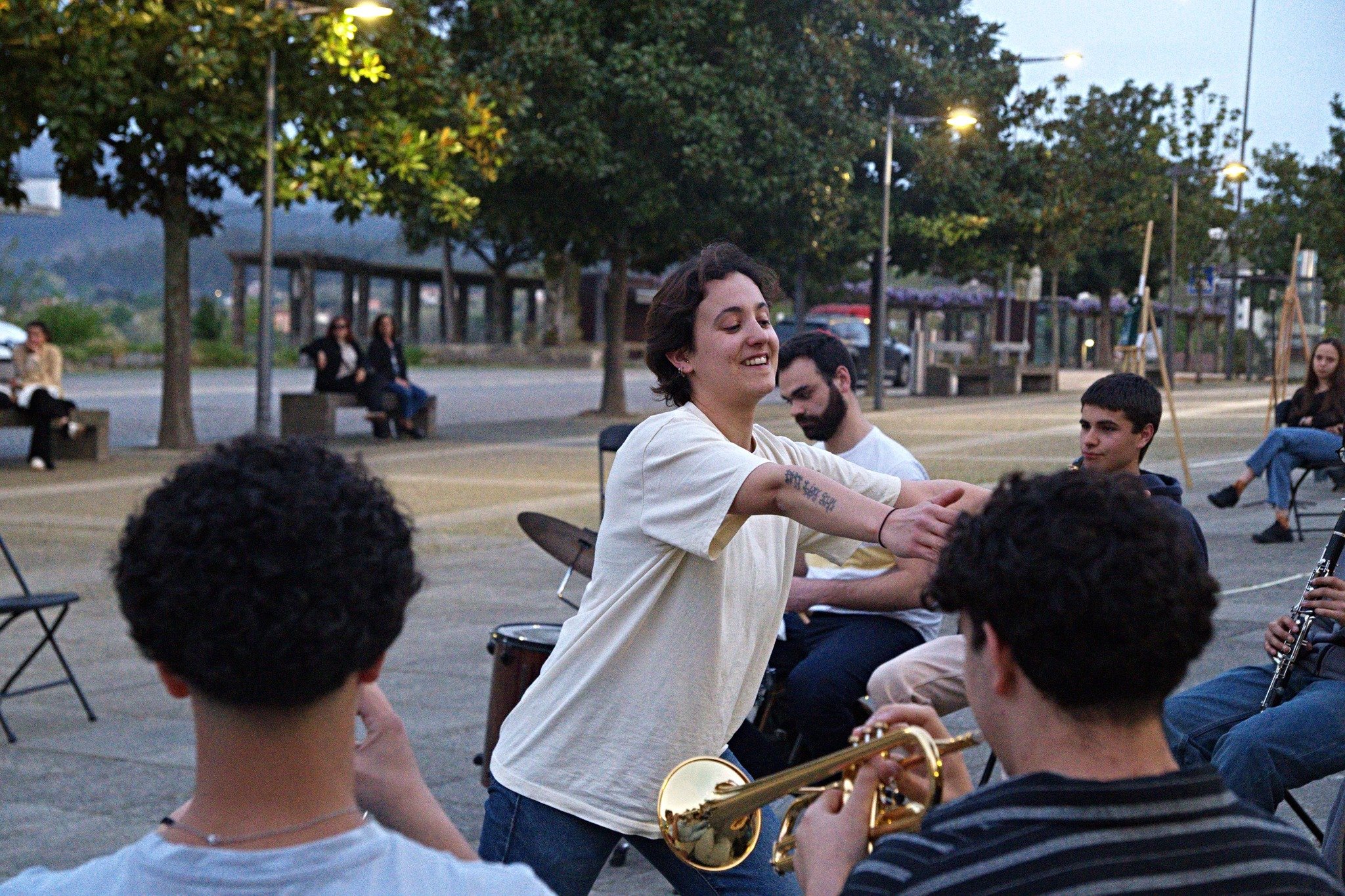 Apresentação do workshop "Pintar com Som" na Praça da Casa da Terra- 9/04/2025