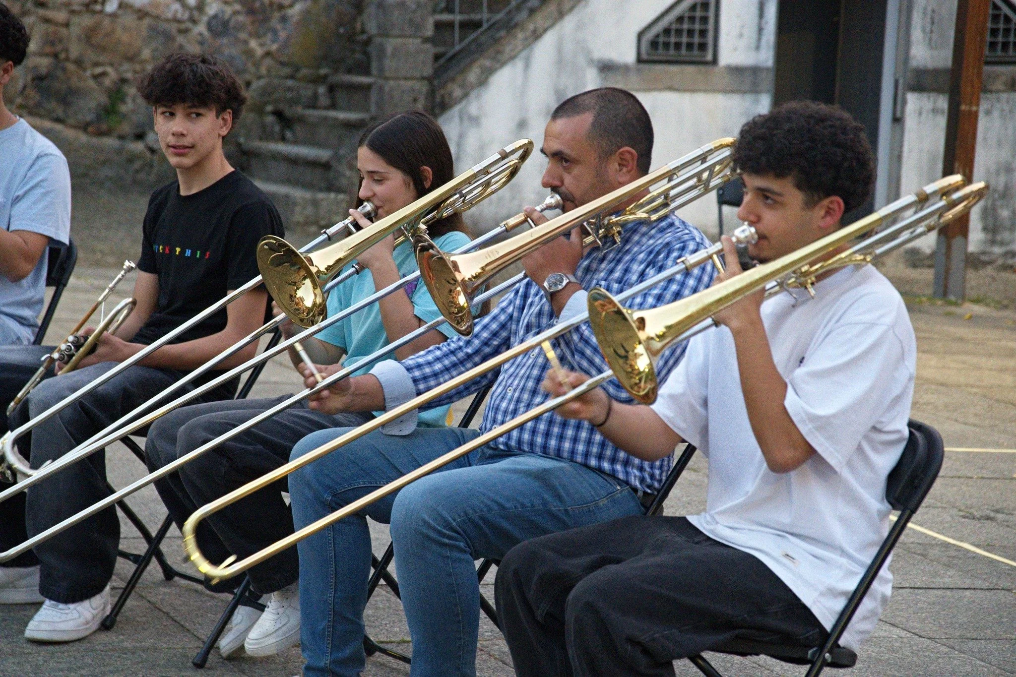 Apresentação do workshop "Pintar com Som" na Praça da Casa da Terra- 9/04/2025