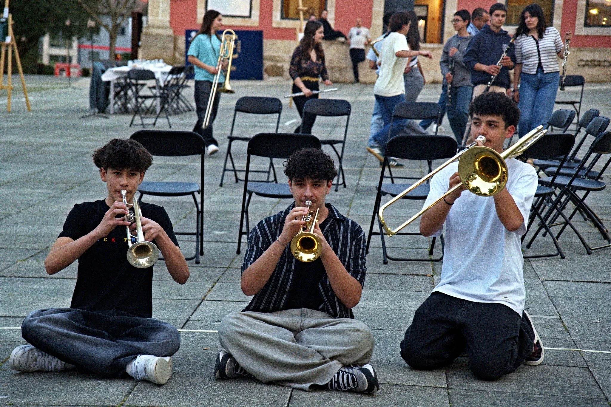 Apresentação do workshop "Pintar com Som" na Praça da Casa da Terra- 9/04/2025