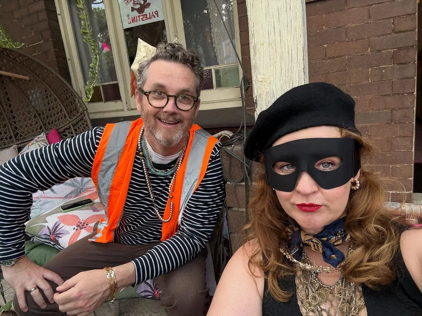 Thank goodness les voleurs of les jewels from Le Louvre ave been caught and zere is no need for Les gendarmes to look any furzer. Rien to see ici. Merci et Bonne nuit.