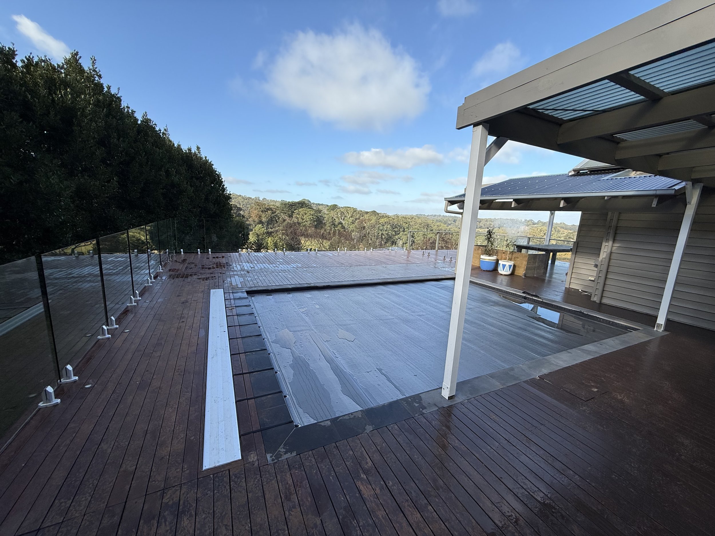 Pools lose 92% of their heat through
the waters surface, with the remaining
8% lost through the walls and floors.
Water lost through evaporation from an
uncovered pool can equal twice that pool’s
entire volume of water each year.
A pool cover