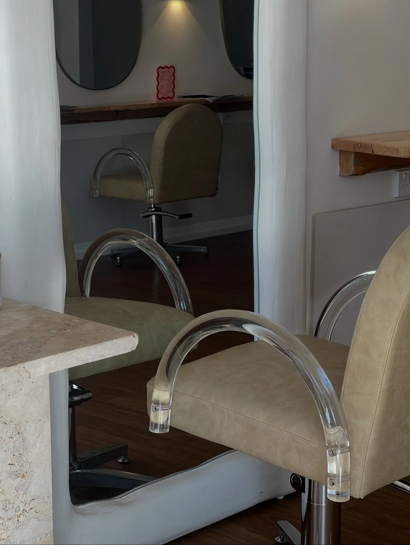Warm &amp; Inviting:
Soft lighting, curated design, and a space that feels like an escape.
Come for the hair, stay for the feeling 💛

#hairyadelaide #salonvibes #northernbeacheshair #luxurysalonexperience #hairyadelaidesalon