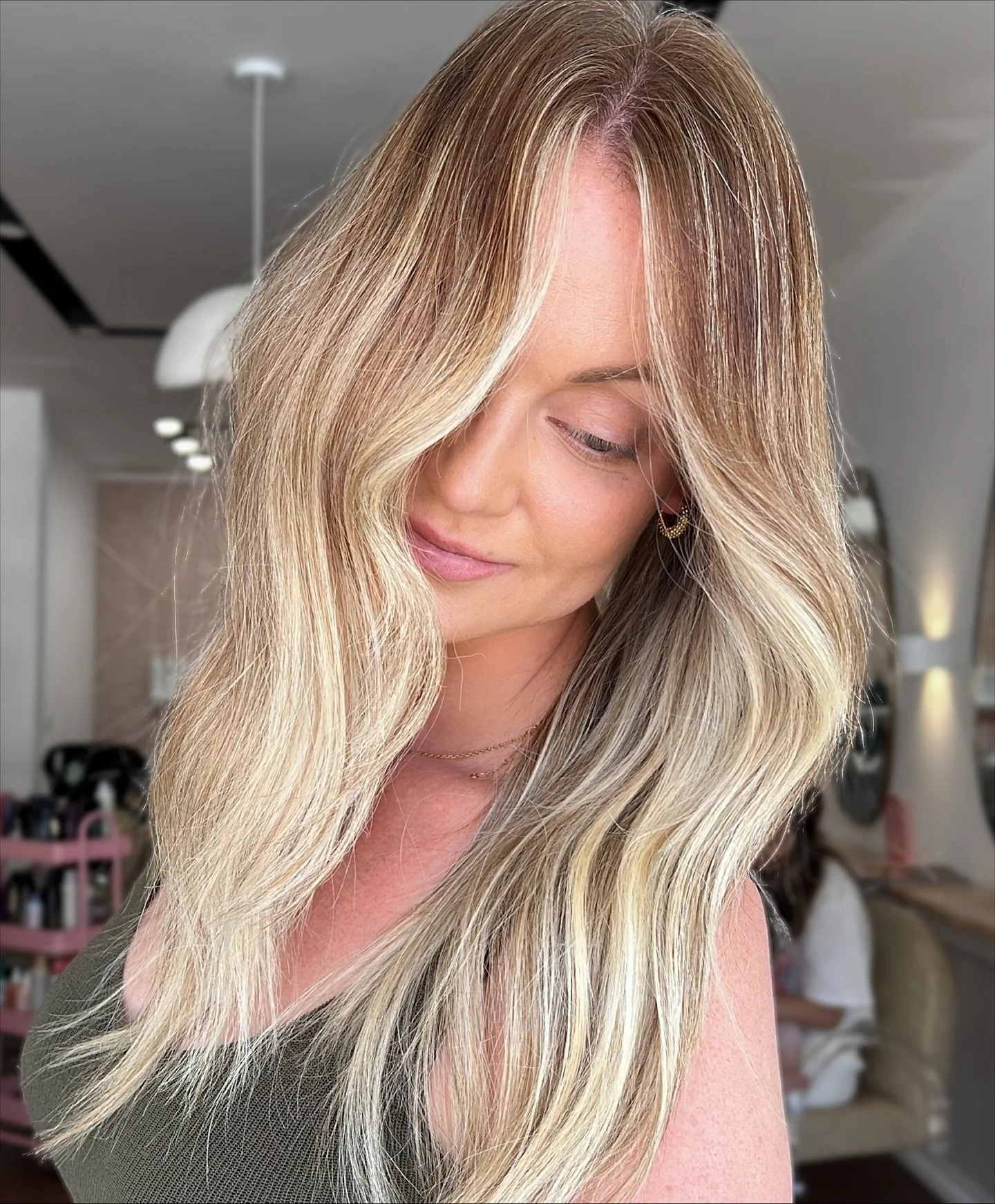 “I want to be lighter… but darker.”
We’ve been hearing this one a lot lately ๐
So how do you make someone lighter and darker? Colour rebalancing, baby. It’s all about adding depth in the right places, soft lowlights,