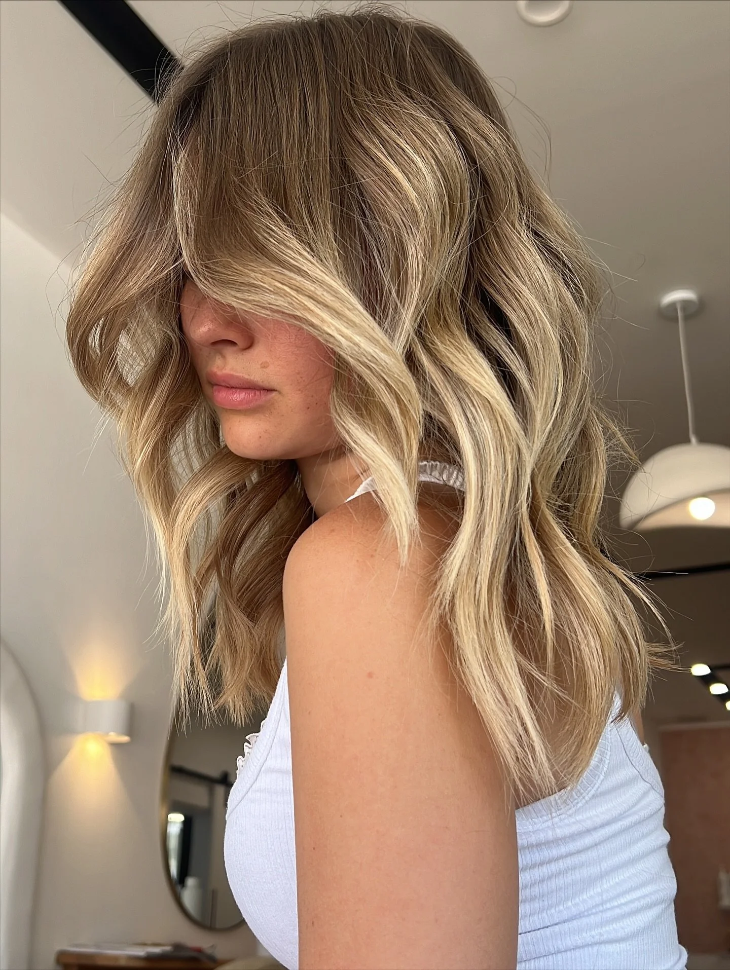 Looking HOT for summer!!
Nothing beats a dimensional balayage to make your blonde pop and give that surfer-chic glow. Ev brought this old blonde back to life with a basin balayage the perfect in-between refresh or add-on to your blonding service.
Sun