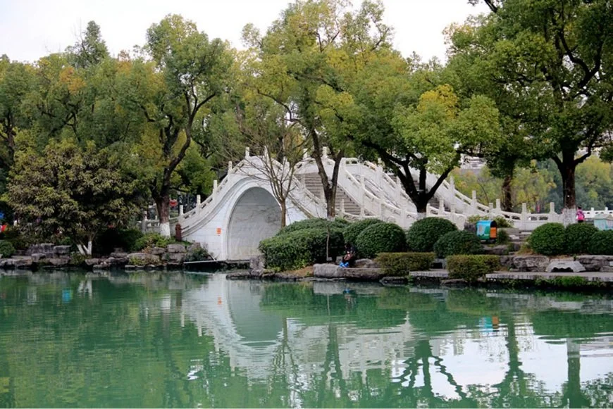 Rongshan Lake Sceni.jpg