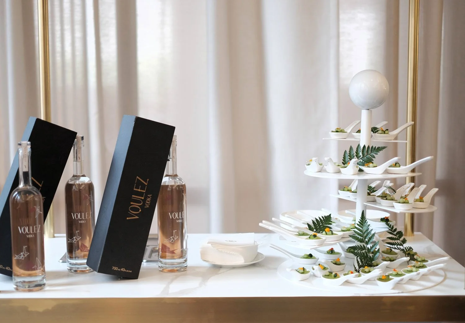 voulez_bottles_canapes.JPG