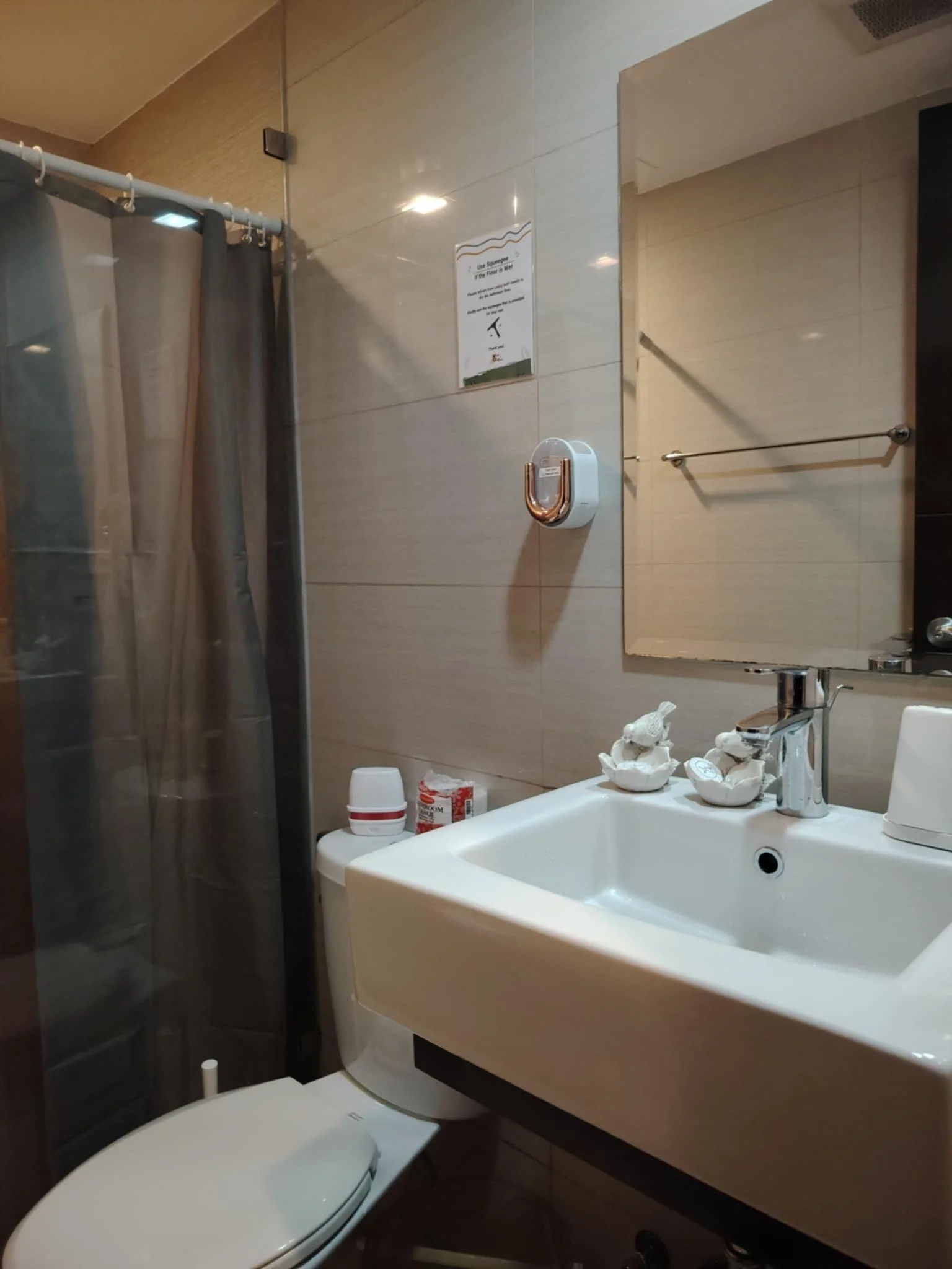 Hot and cold shower with complimentary toiletries