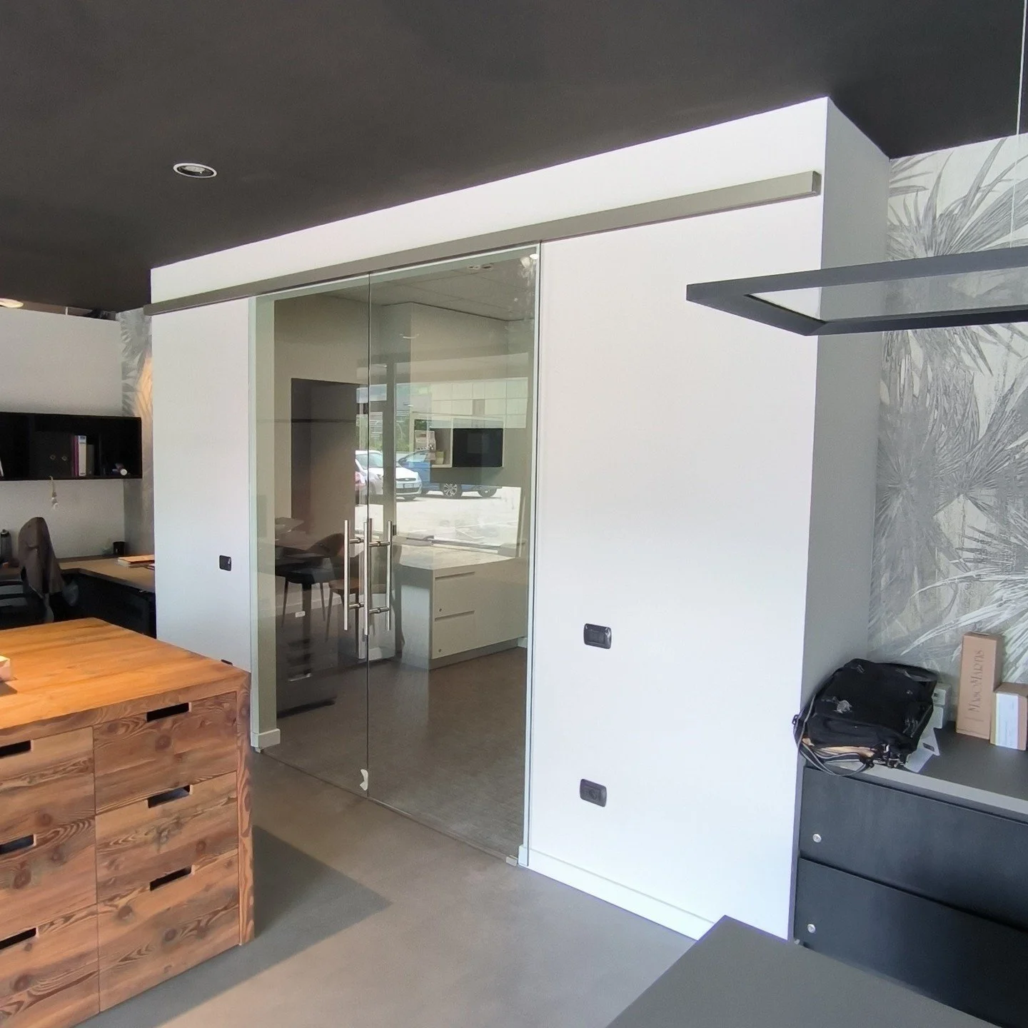 🧰 Montaggio Parete in vetro e Porta scorrevole presso showroom
