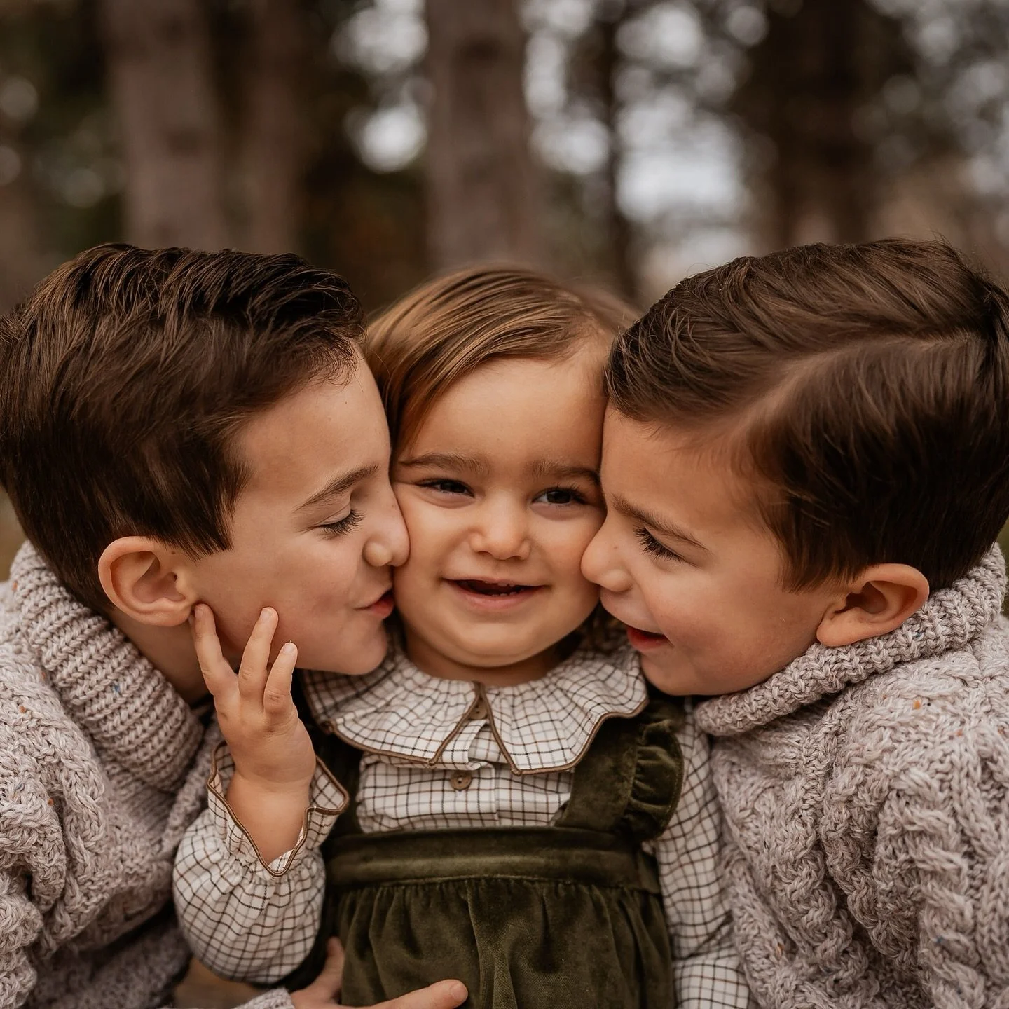 Just showed up for photos&hellip;. 🤣

What they didn&rsquo;t know
was that I had already mapped out a little morning adventure.

It was cold. The kind of cold that makes tiny fingers disappear into sleeves.

So we didn&rsquo;t rush.

We wandered.
We