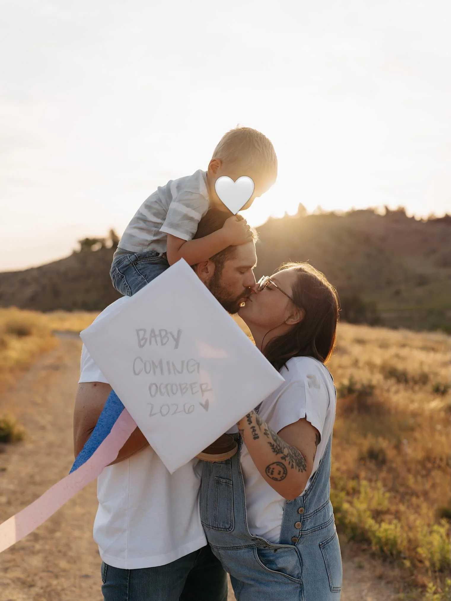 Okay so when I pitched this one to them, I fully expected a &ldquo;Kim&hellip; what?&rdquo; 😂 But these two just looked at each other and went &ldquo;yep, let&rsquo;s do it.&rdquo; A kite. A handwritten sign flying in the wind. A toddler on dad&rsqu
