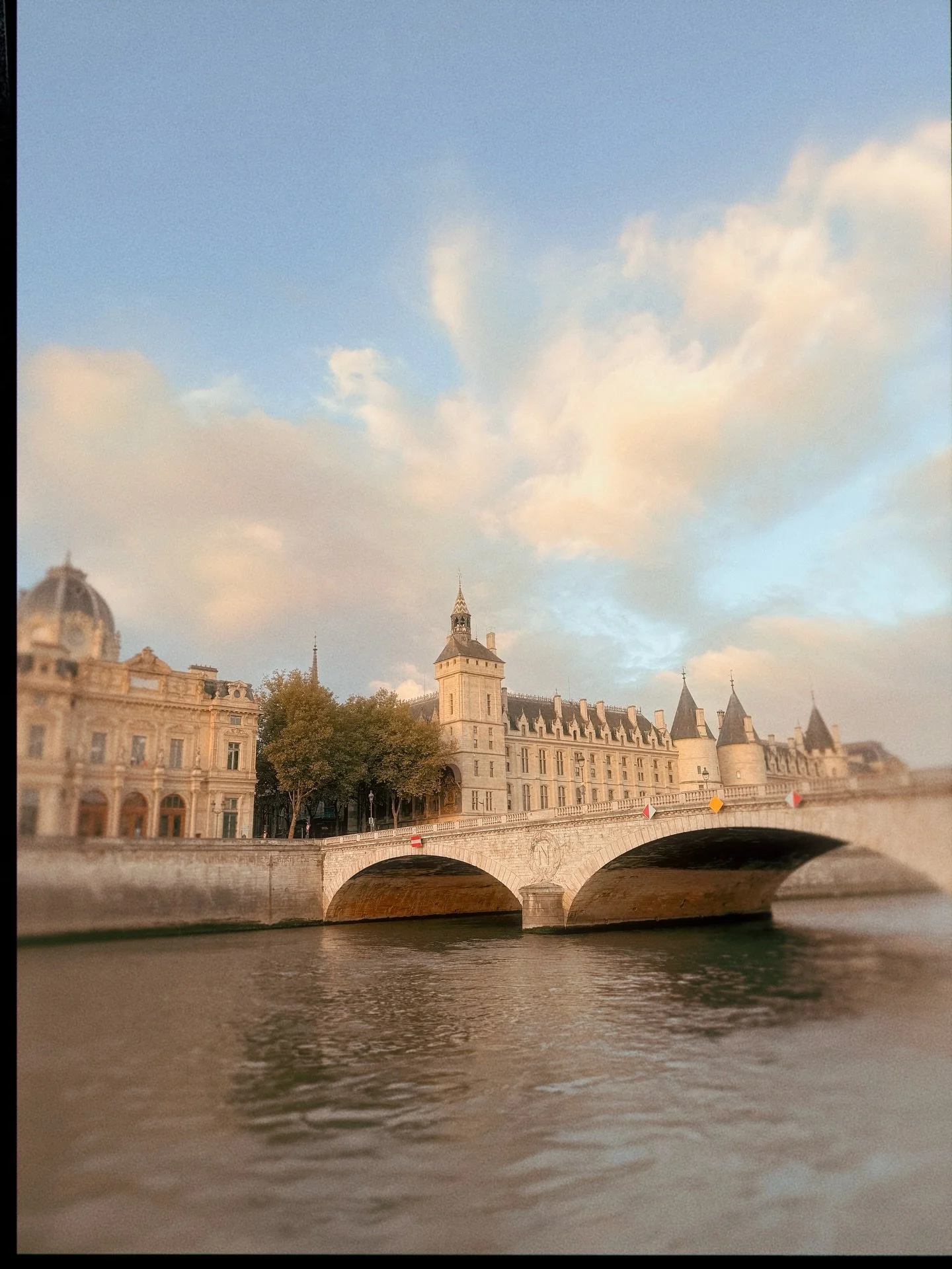 The John Singer Sargent exhibition at the Mus&eacute;e d&rsquo;Orsay @museeorsay completely blew me away. Not just the art, but the sheer logistics of it. Pieces from Chicago, New York, San Francisco, private collections, the Tate. I can&rsquo;t imag