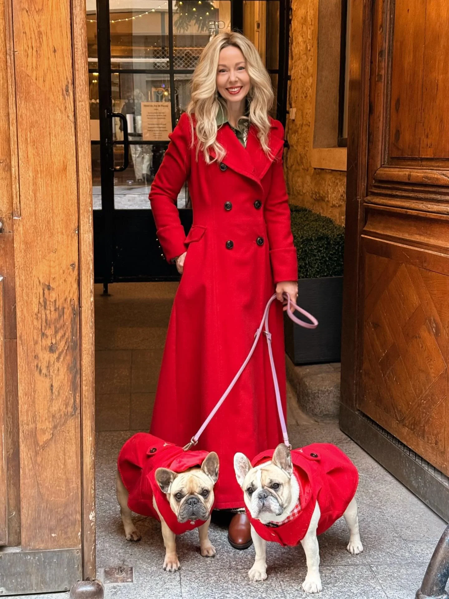 Wishing you all a beautiful Christmas, full of joy, peace, and blessings. Joyeux No&euml;l and happy New Year. 💫

With love from Paris,
Shannon, Pearl &amp; Rose

📸: @croquette_conciergerie 

#Paris #ThisFrenchLife