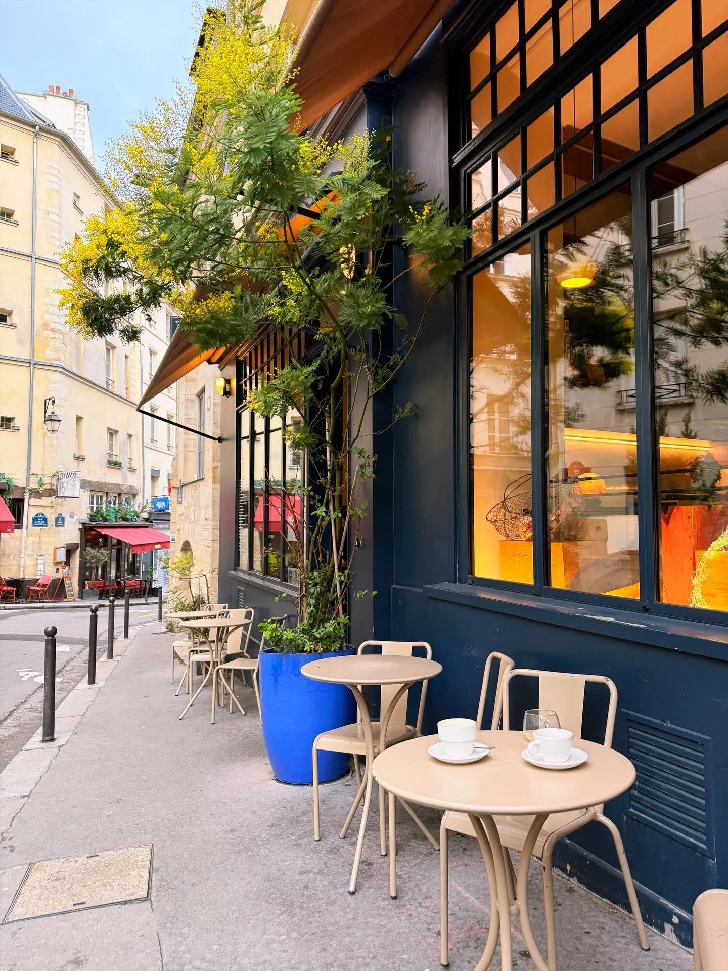 &ldquo;Le bonheur est souvent la seule chose qu&rsquo;on puisse donner sans l&rsquo;avoir, et c&rsquo;est en le donnant qu&rsquo;on l&rsquo;acquiert.&rdquo; - Voltaire

&ldquo;Happiness is often the only thing we can give without having it, and it is