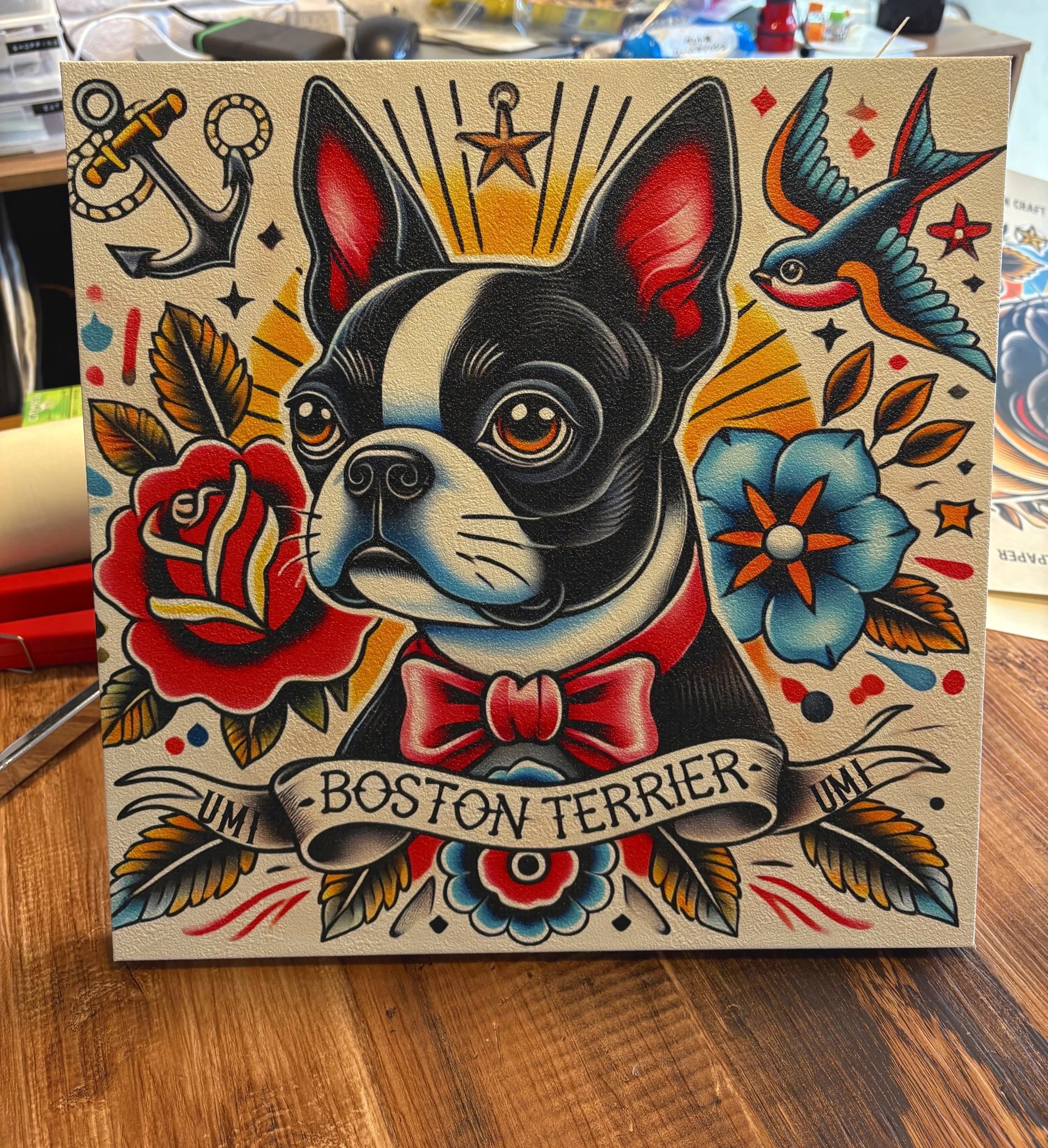 ボストンテリアのイラスト。バラ、花、アンカー、鳥のデザインが含まれている。背景に光線と星の装飾がある。"Boston Terrier"と書かれている。