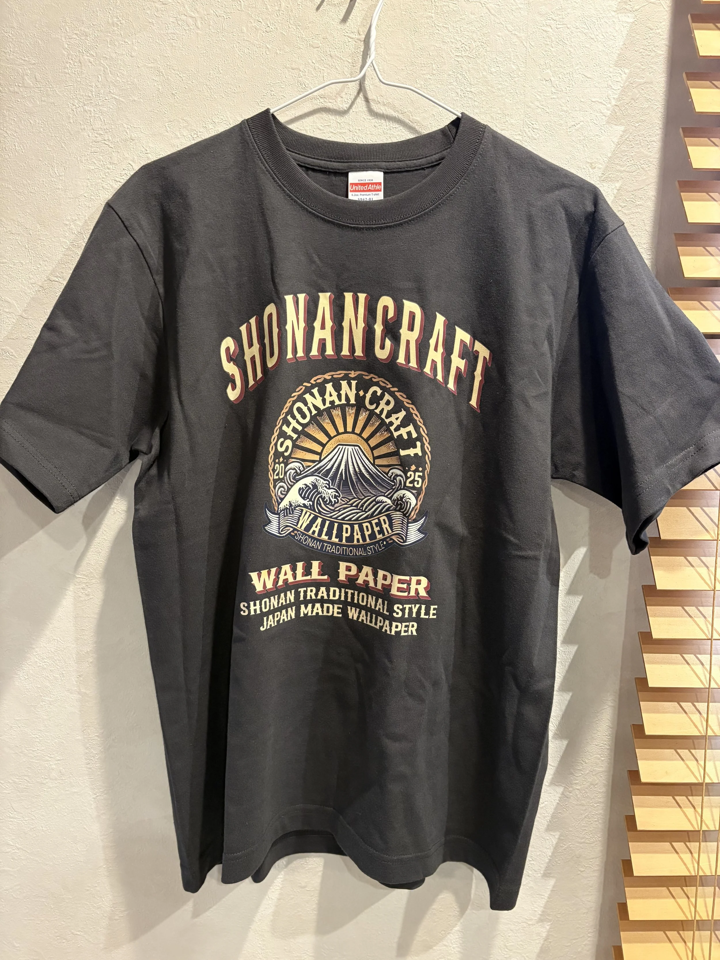 黒いTシャツに"SHONANCRAFT"という文字とデザインがプリントされている。