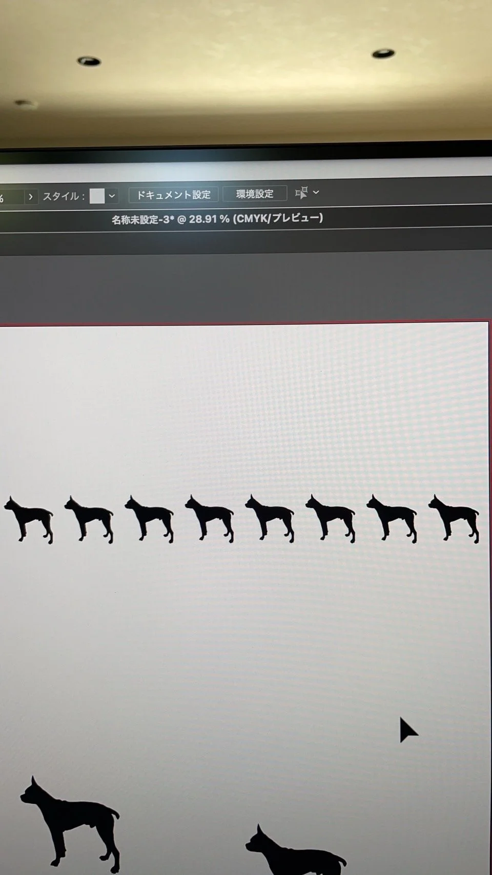 コンピュータ画面上に犬のシルエットのパターン。上部にツールバーがあり、「ドキュメント設定」などのメニューが表示されている。