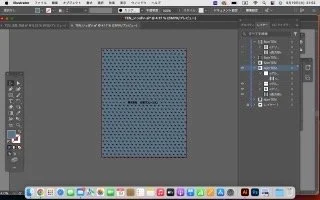 MacBookの画面にAdobe Illustratorが開かれており、水玉模様のデザインが表示されています。右側にはレイヤーパネルが見え、複数のレイヤーが存在しています。