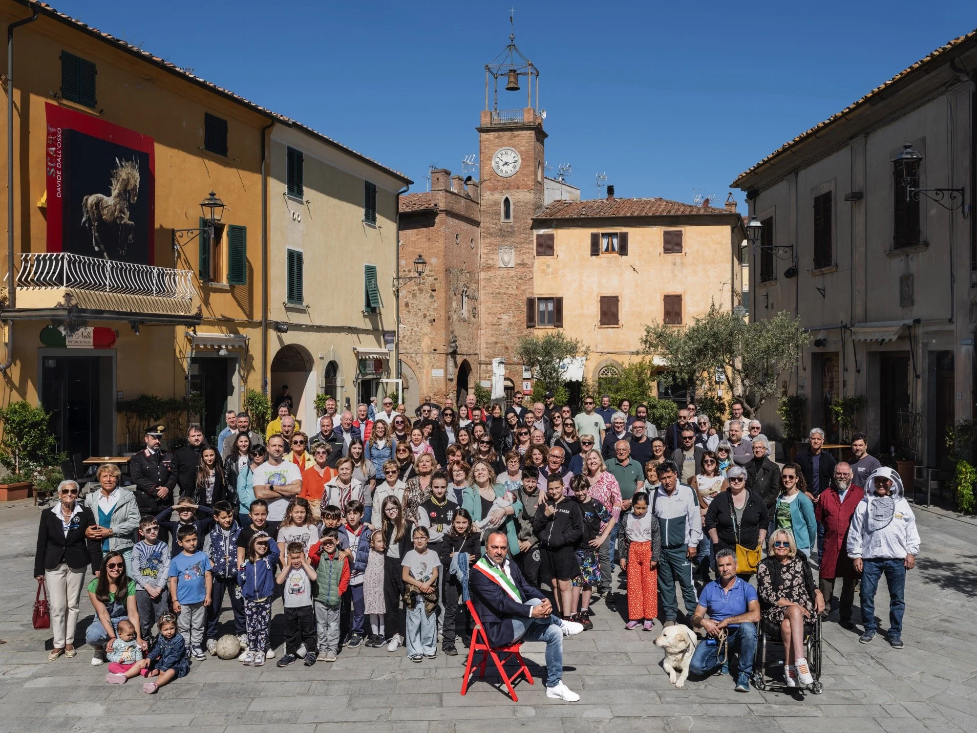 La comunità del paese di Lajatico (Pisa) con il sindaco Fabio Tedeschi. Lajatico è un comune di poco più di 1200 residenti