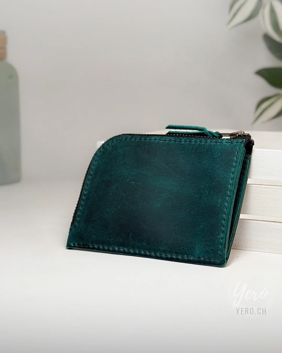 Klein, aber oho! 🤩
 
Dieses Wallet hat mehr drauf, als man denkt: Karten, Münzen, Scheine – alles safe verstaut und immer griffbereit.
Und das Ganze natürlich in feinstem Leder und – robust, stylisch und handgemacht im Tös
