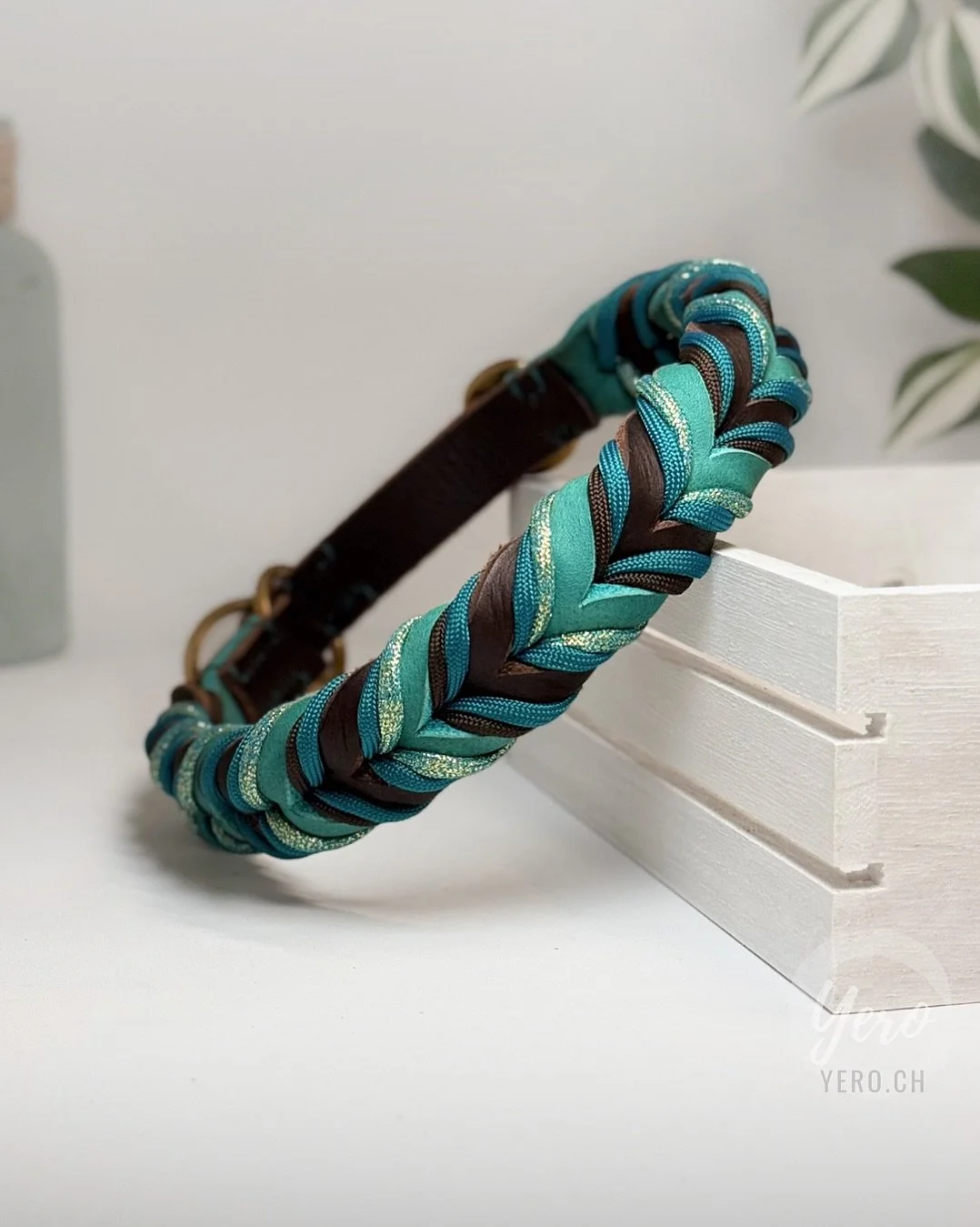 Robust. Stilvoll. Ein echtes Stück Handwerk.
 
Unsere Fettlederhalsbänder sind mehr als nur ein Accessoire – sie sind zuverlässige Begleiter für deinen Hund, Tag für Tag.
 
🤍 Robustes, aber gleichzeitig anschmiegsames