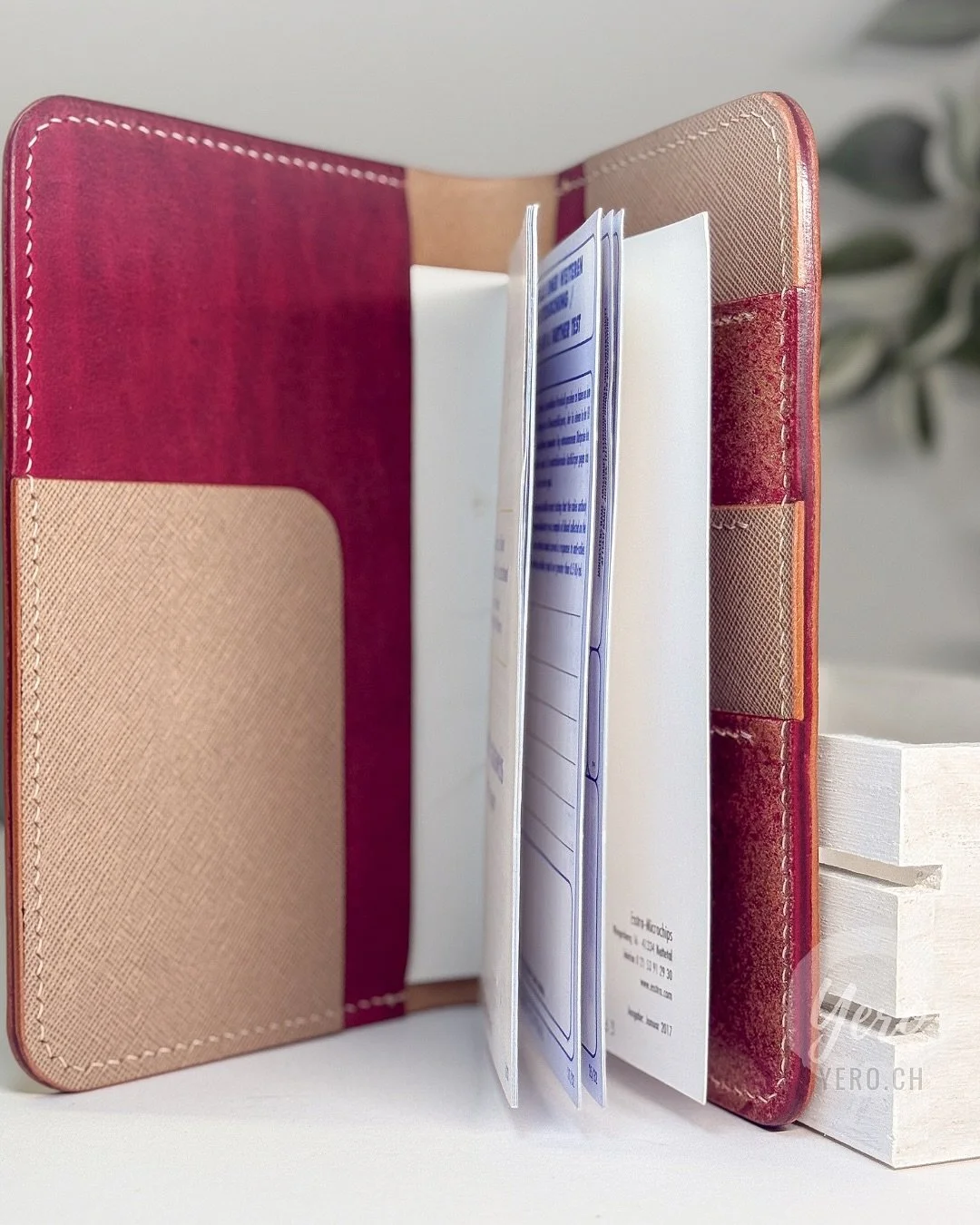 ✨ Für die wichtigsten Unterlagen deines Vierbeiners ✨
 
Gerade auf dem Weg in die Ferien? Oder frisch zurück und schon am Träumen von der nächsten Reise? 
 
Unsere handgemachte Impfpasshülle aus Leder schützt den Ausweis